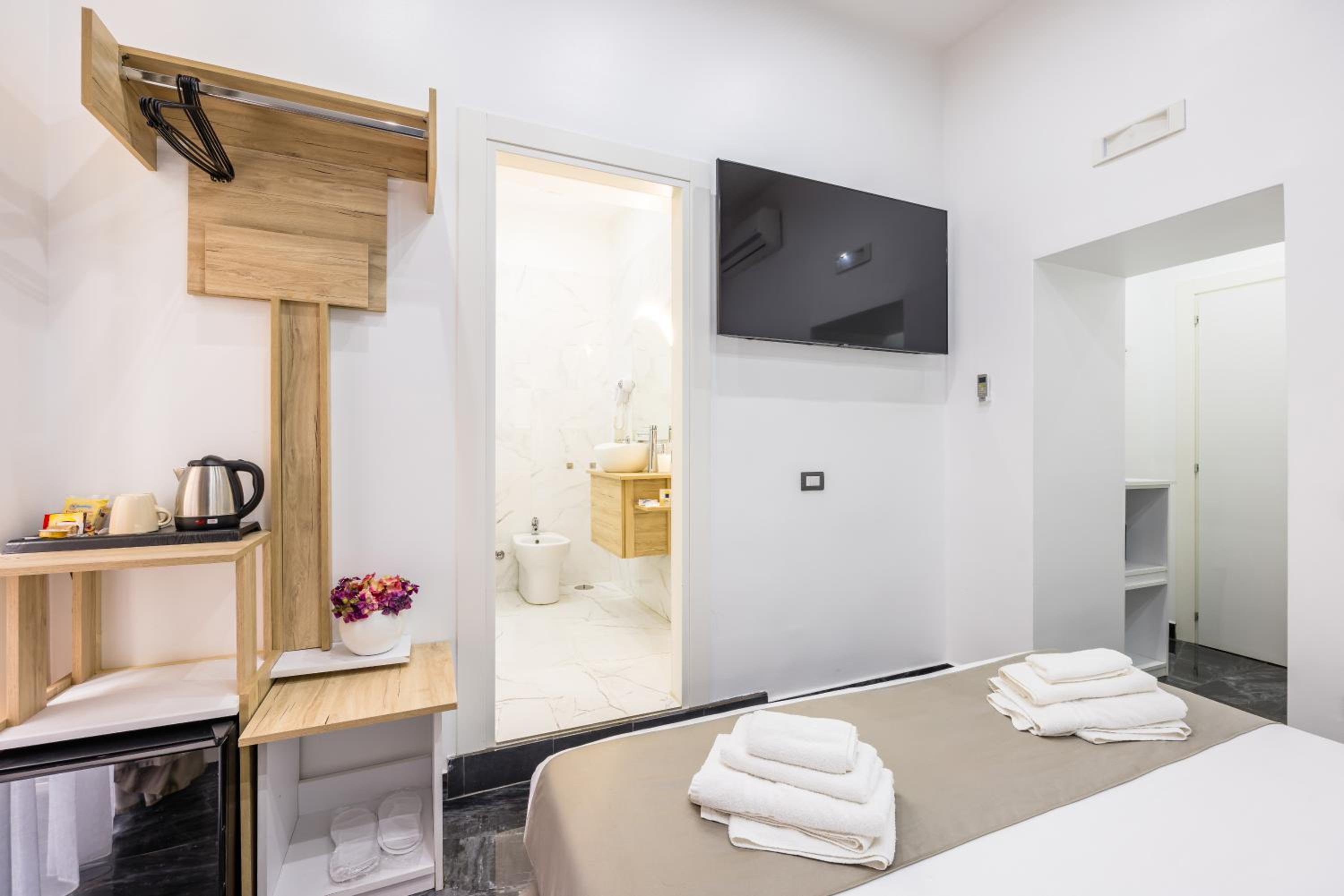 Small Double Room thumbnail 5