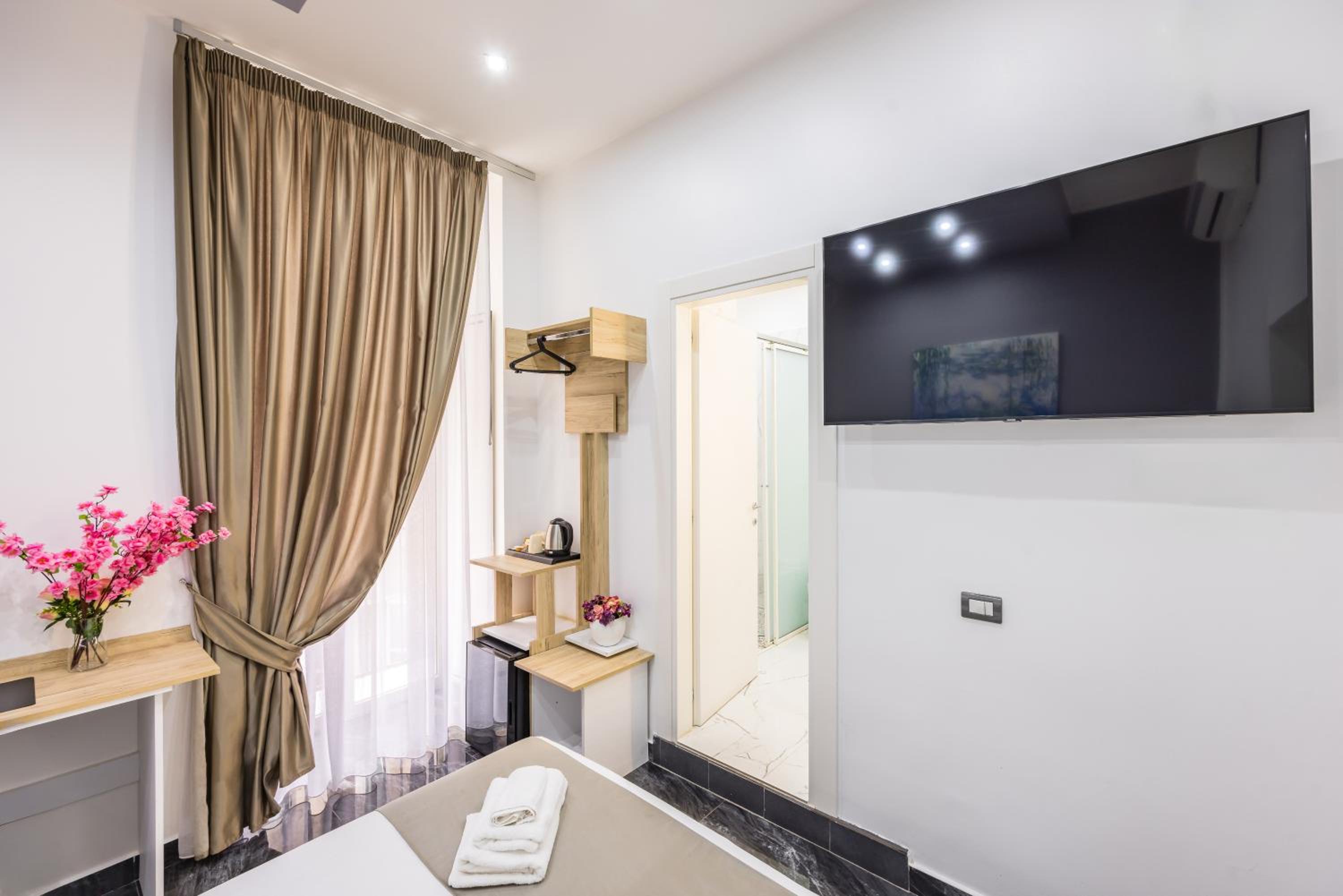 Small Double Room thumbnail 5