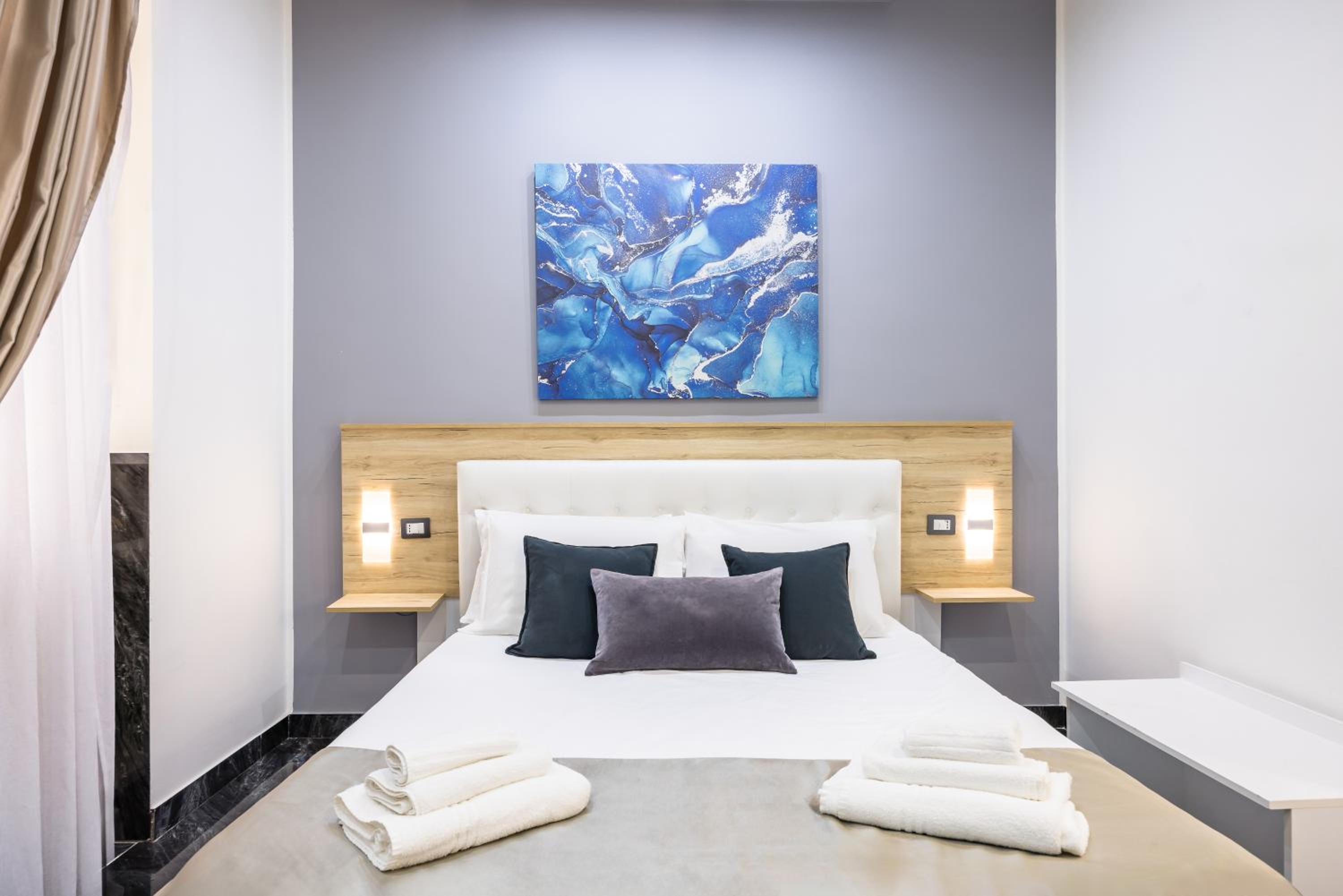 Standard Double Room thumbnail 5