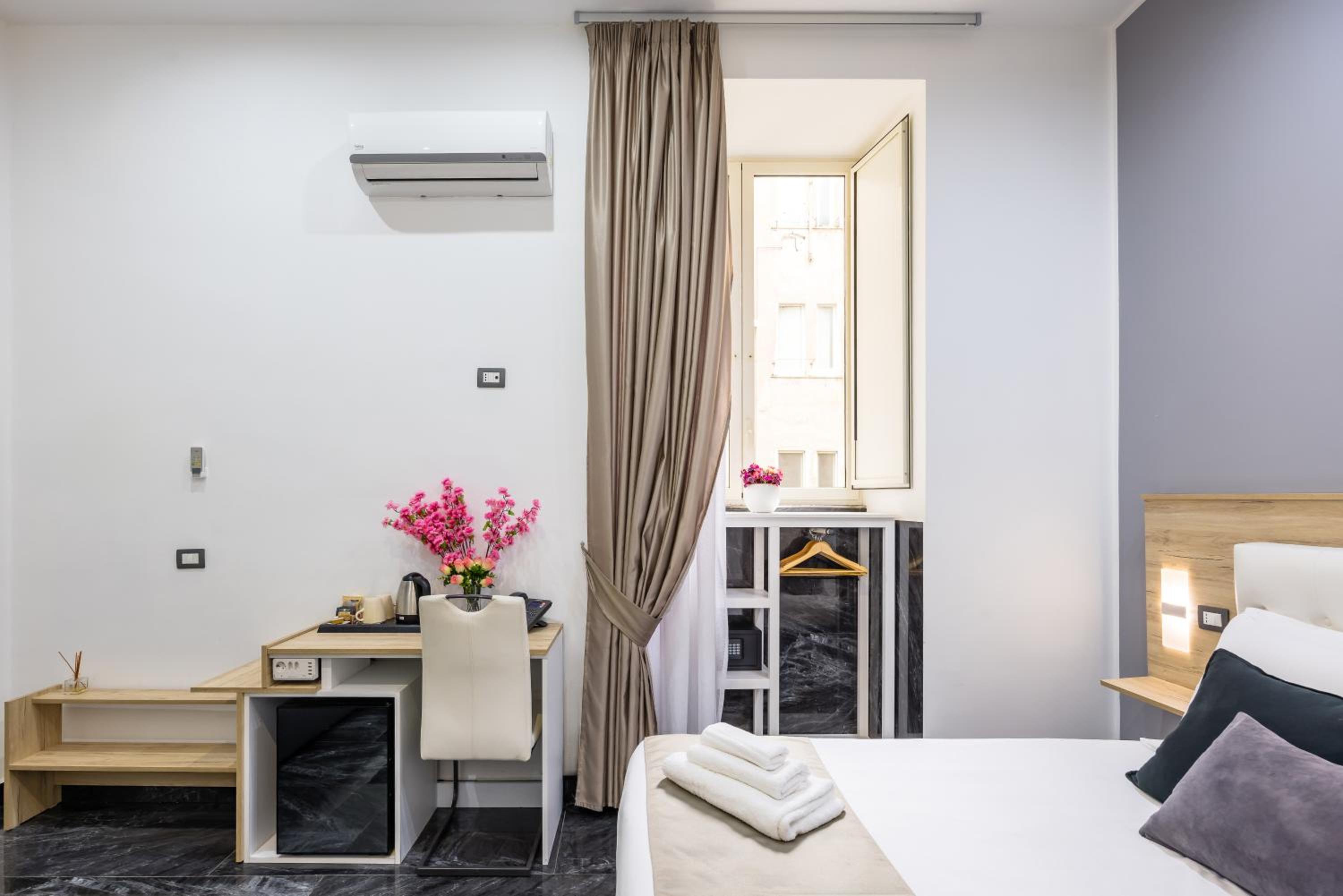 Standard Double Room thumbnail 5