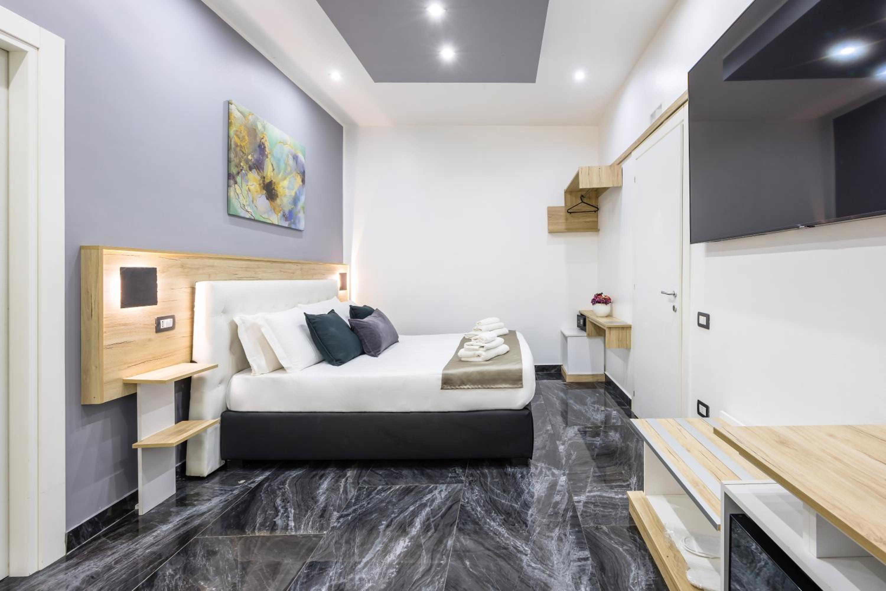 Triple Room thumbnail 5
