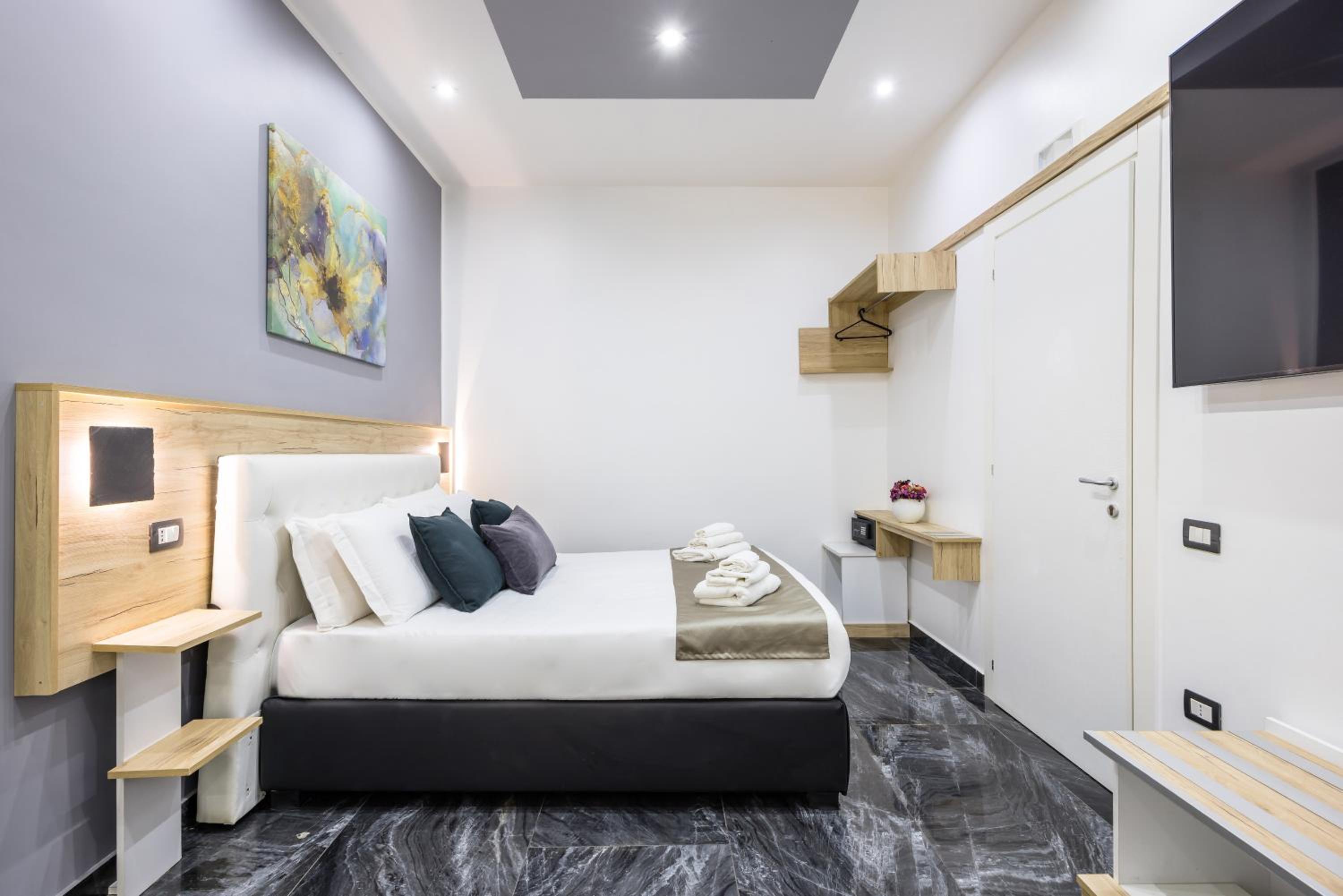 Triple Room thumbnail 5