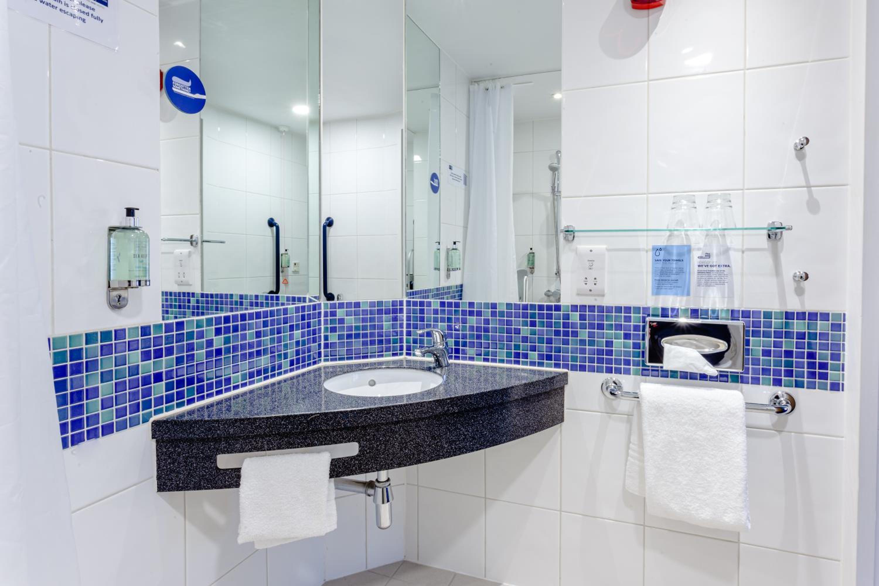 Standard Twin Room with Free Hot Breakfast - Photo 2