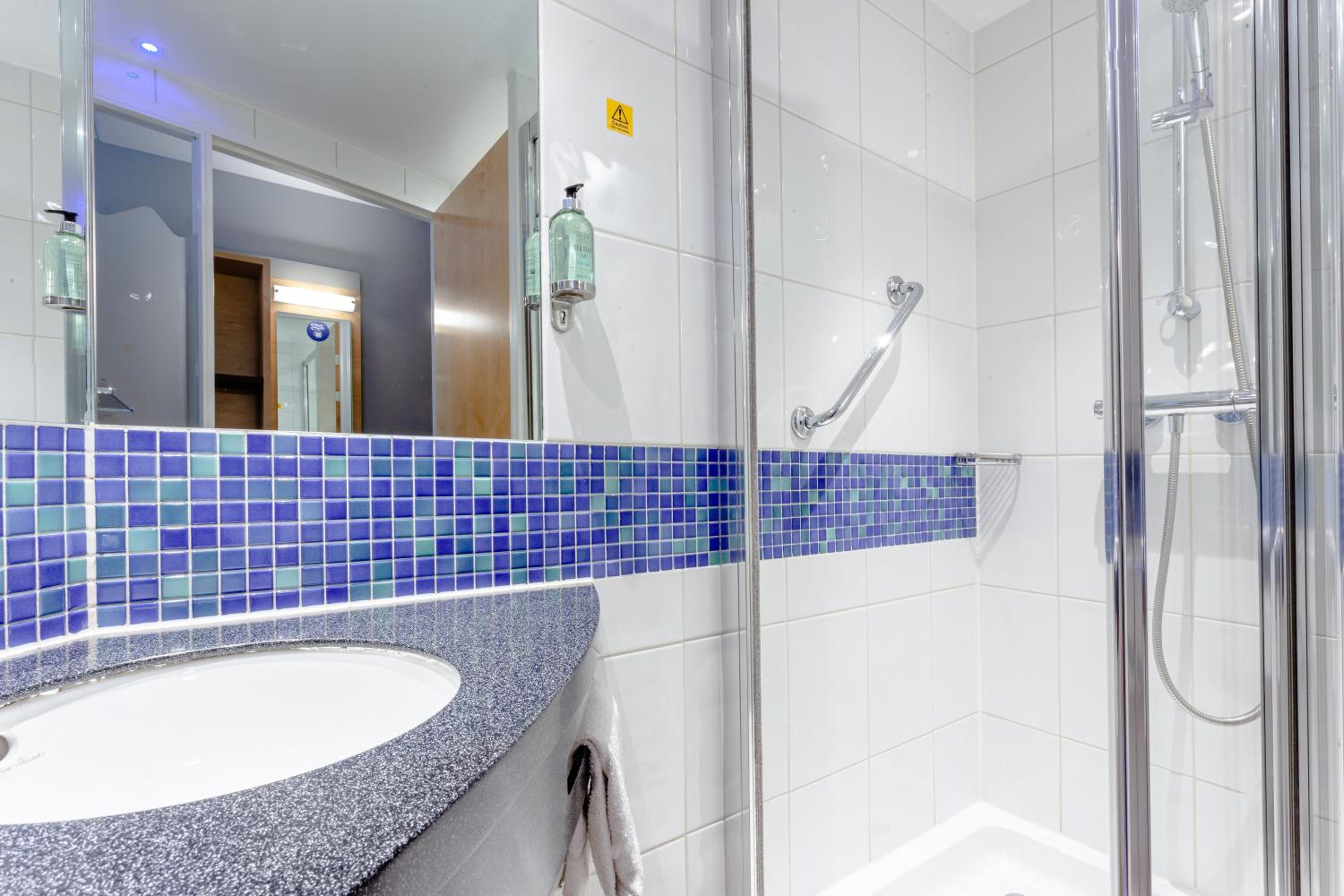 Standard Twin Room with Free Hot Breakfast - Photo 4