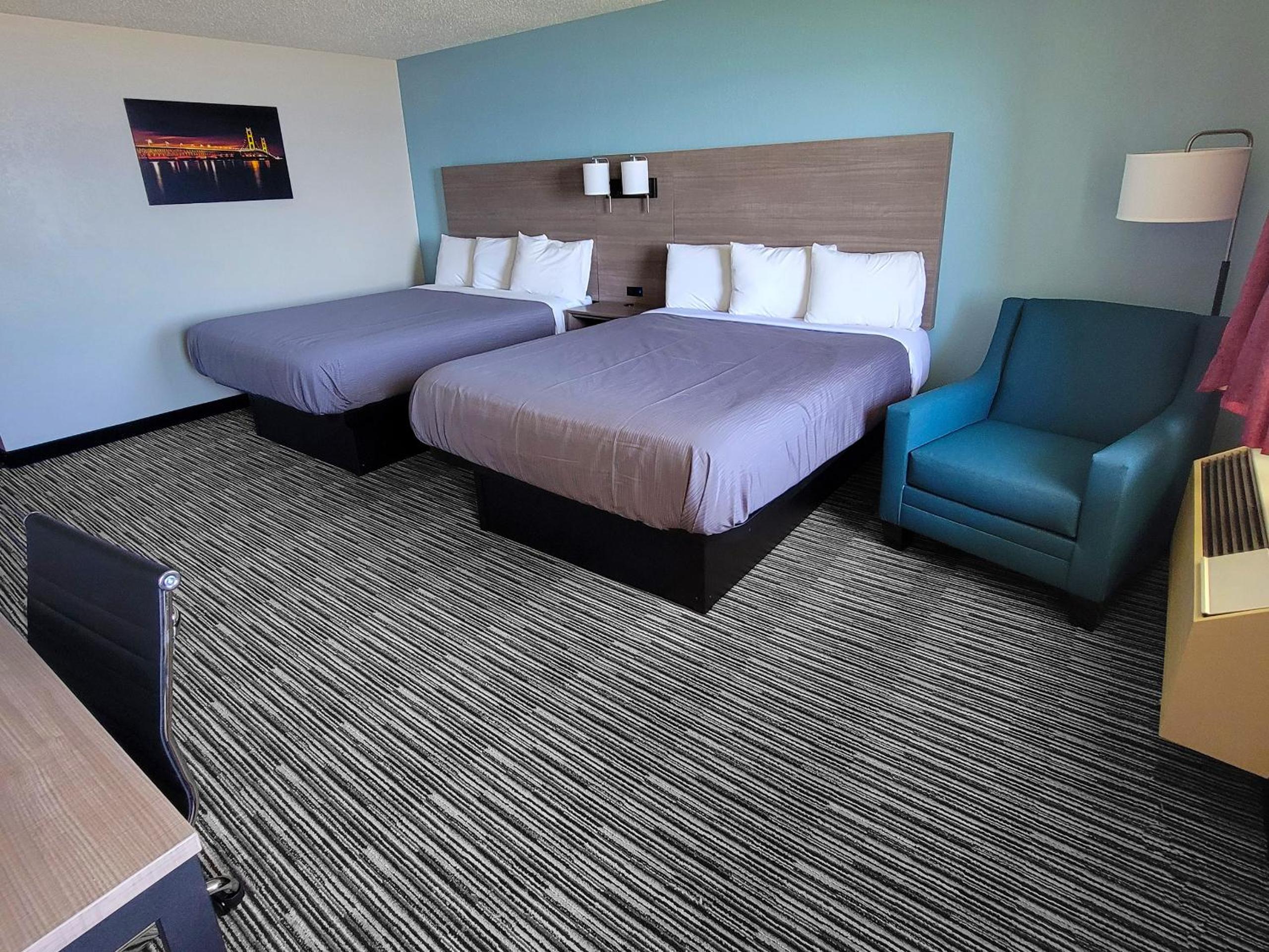 Queen Room with Two Queen Beds photo 3