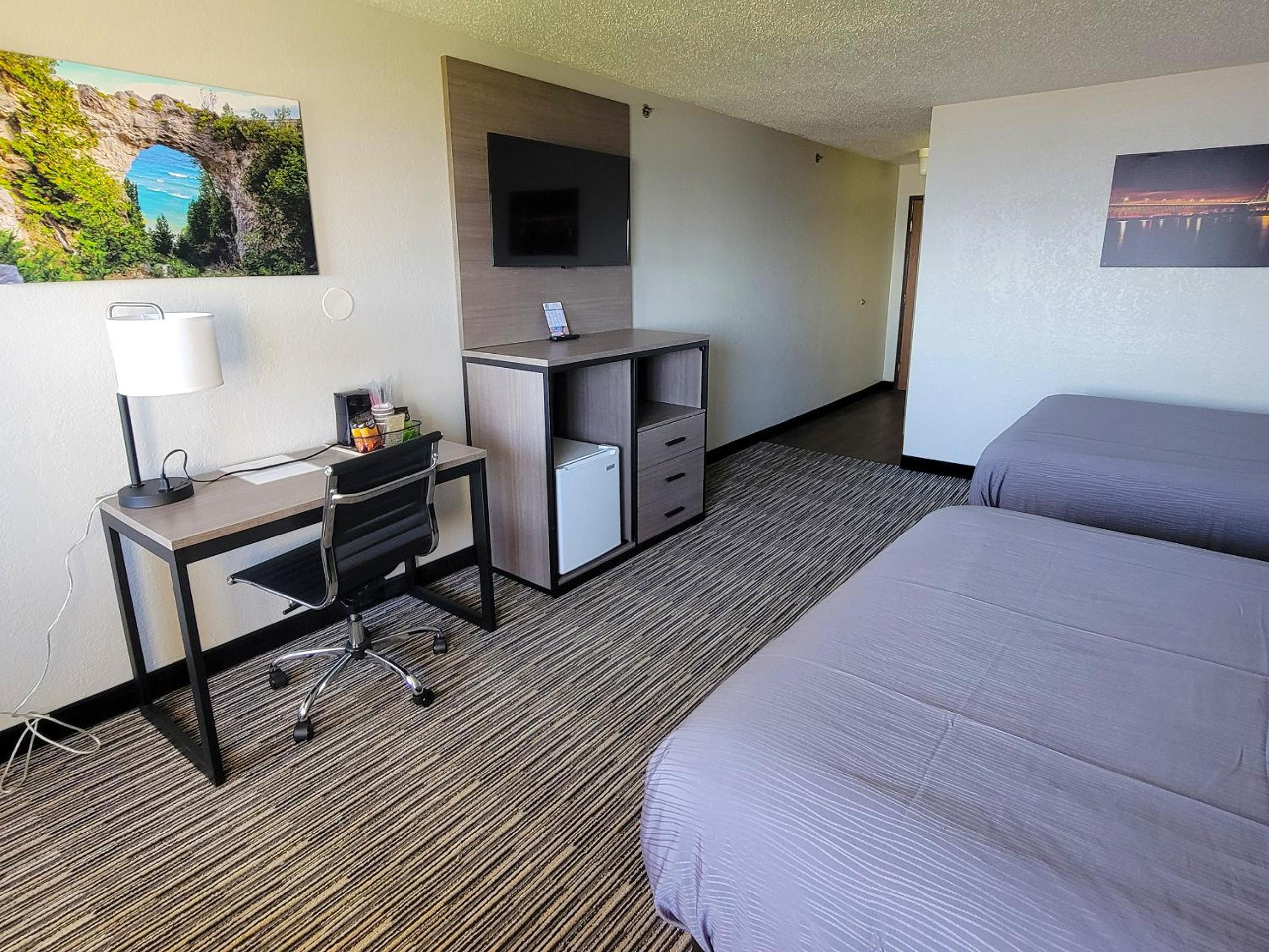 Queen Room with Two Queen Beds photo 1