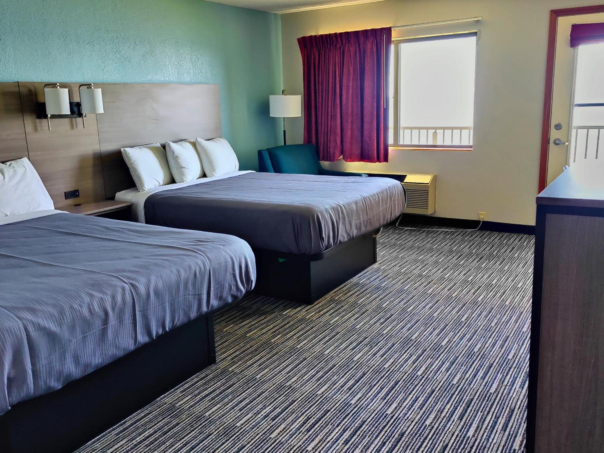 Queen Room with Two Queen Beds photo 2