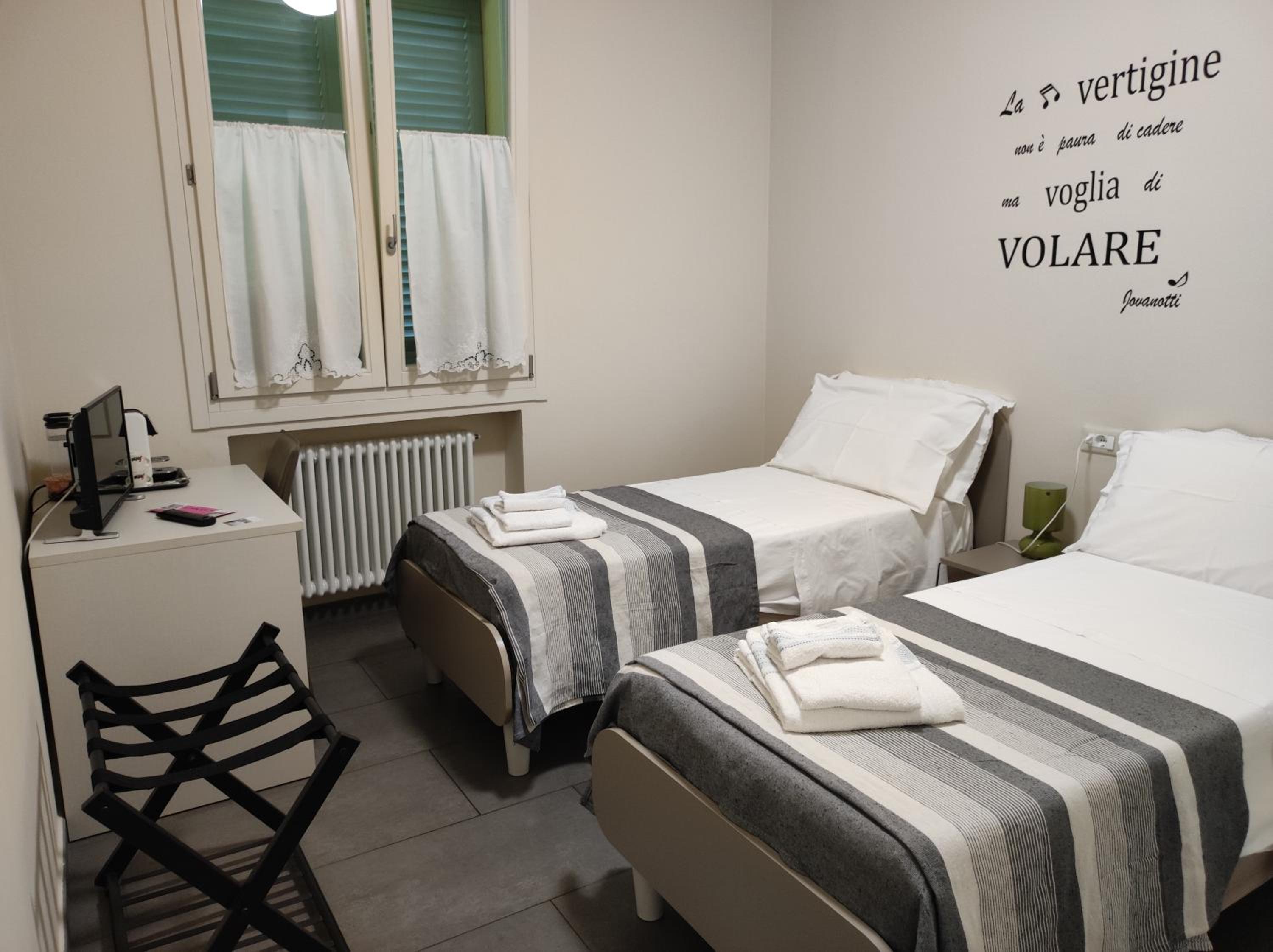 Twin Room with Extra Bed photo 1