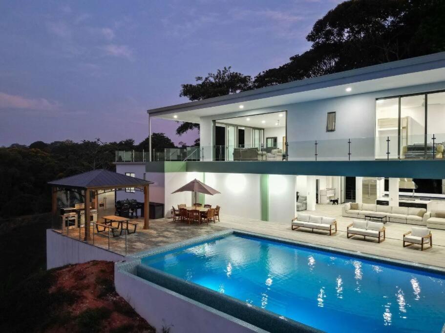 Seven-Bedroom House photo 2