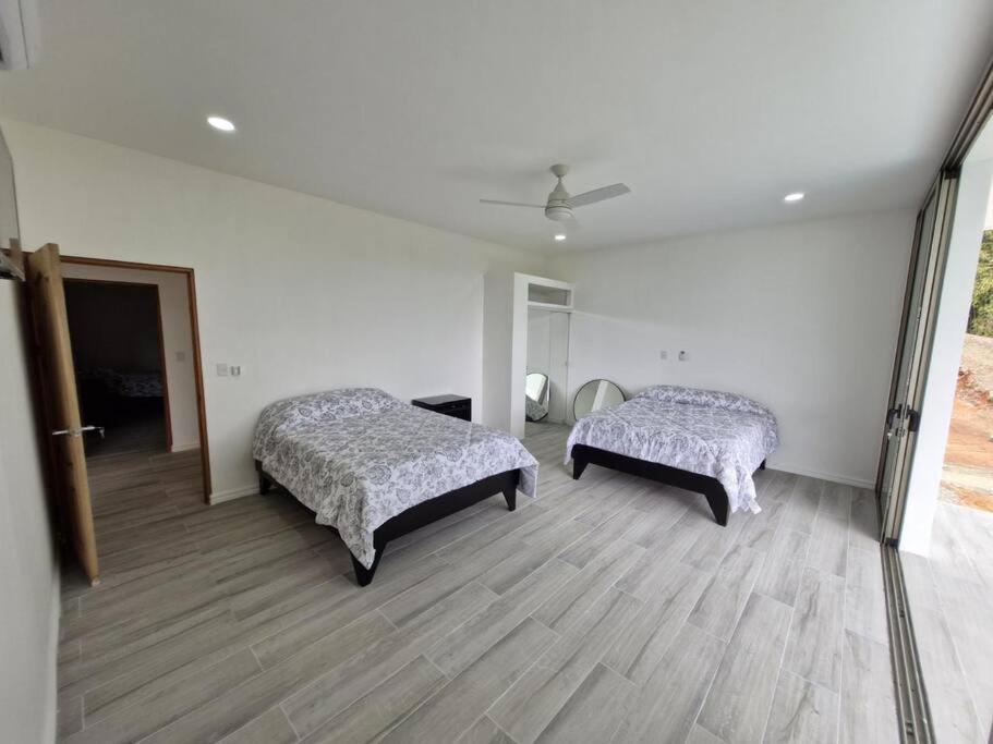 Seven-Bedroom House photo 1