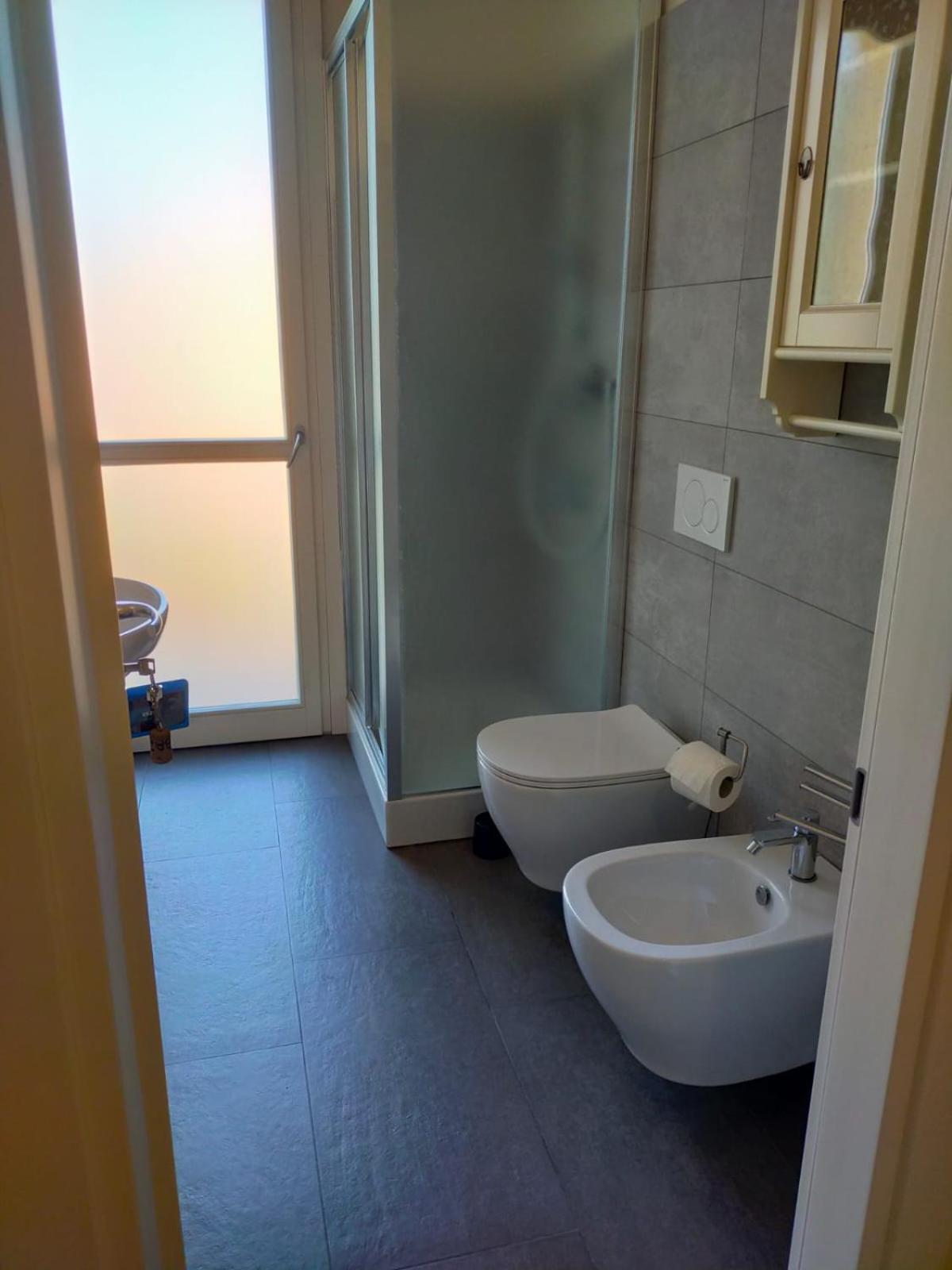 Twin Room with Private Bathroom photo 2