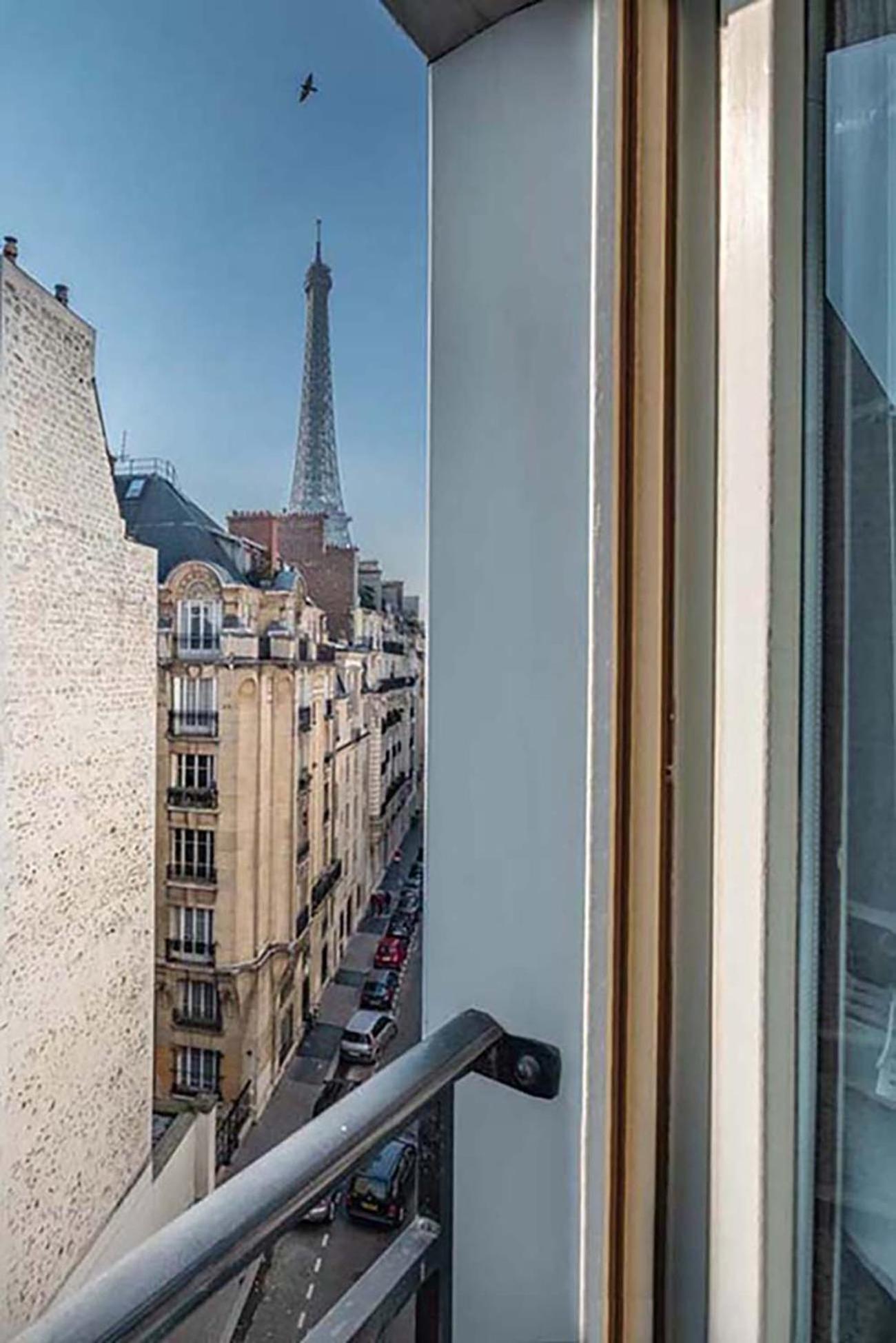Eiffel Tower View Suite photo 2