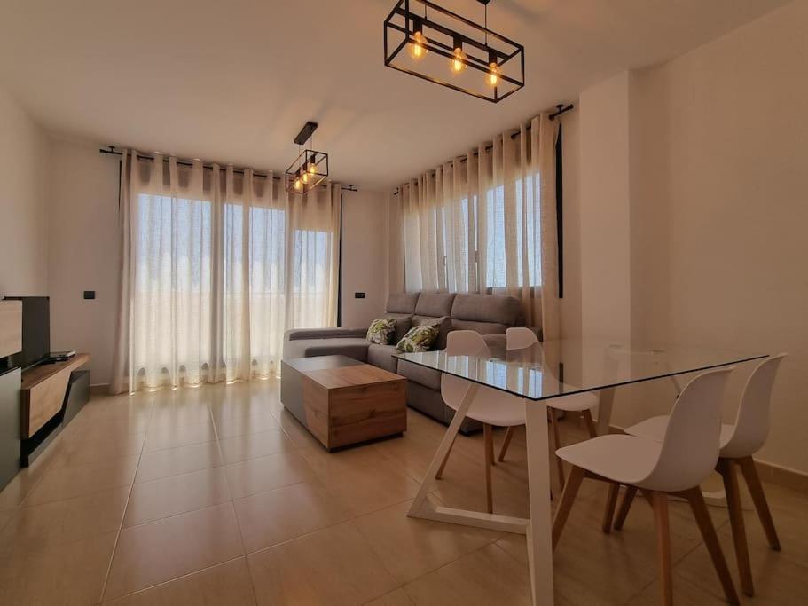 Apartamento de dos habitaciones con terraza y vista al mar