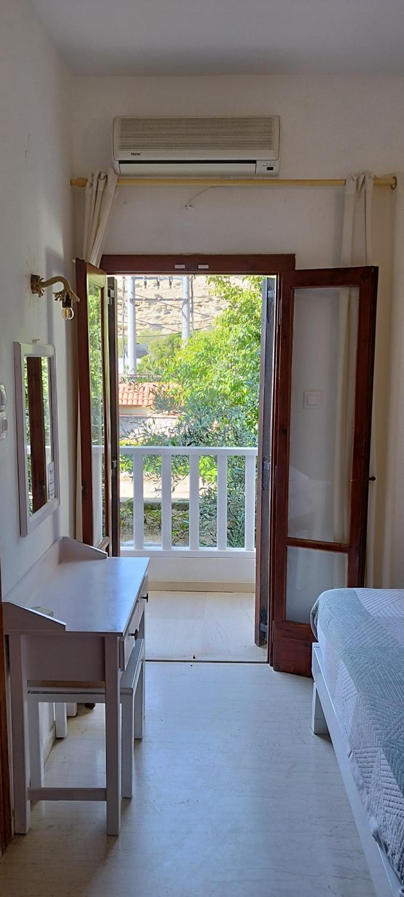 Economy Quadruple Room with Shared Bathroom photo 3