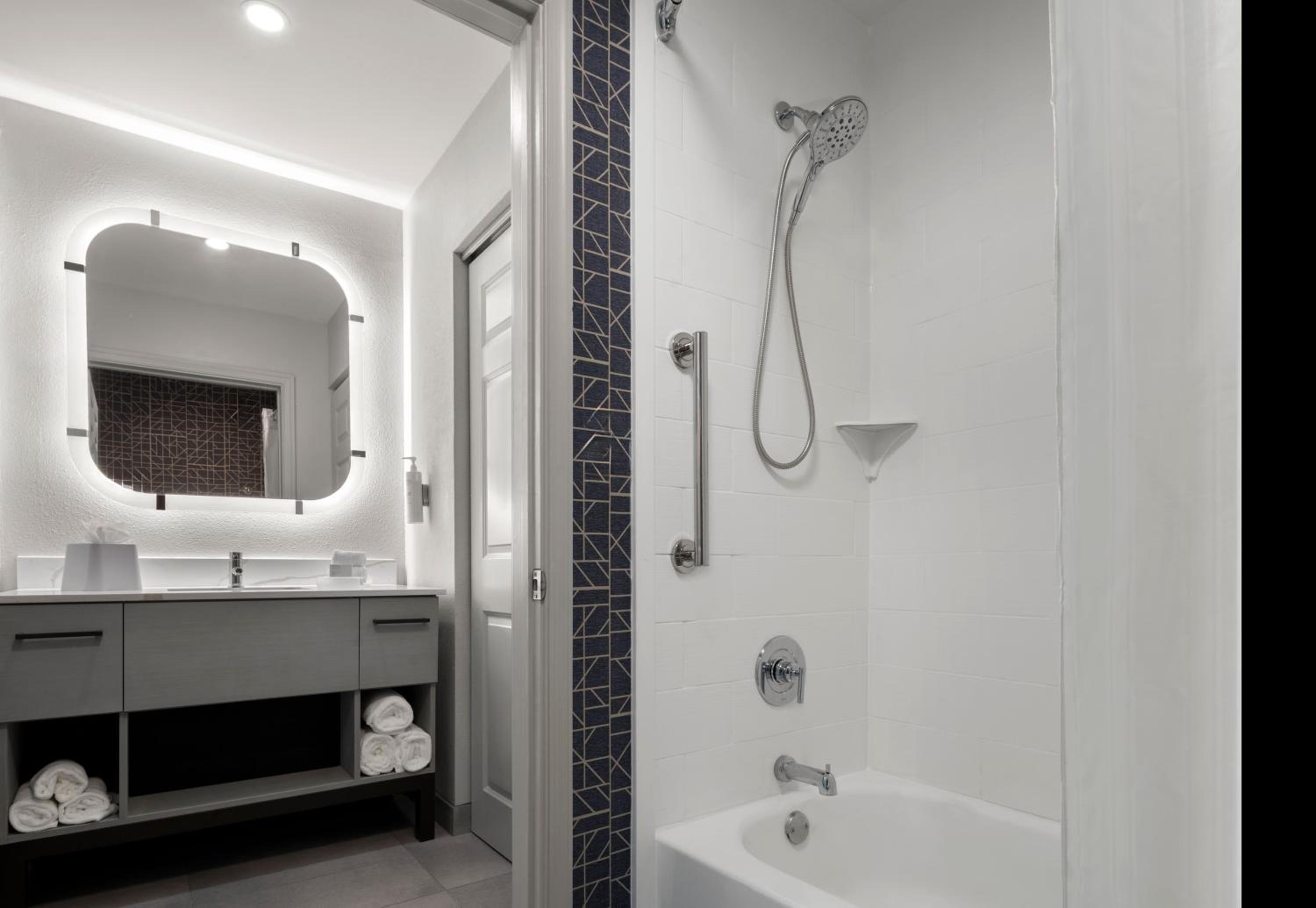 One-Bedroom Suite with Two Double Beds - Non-Smoking - Photo 2