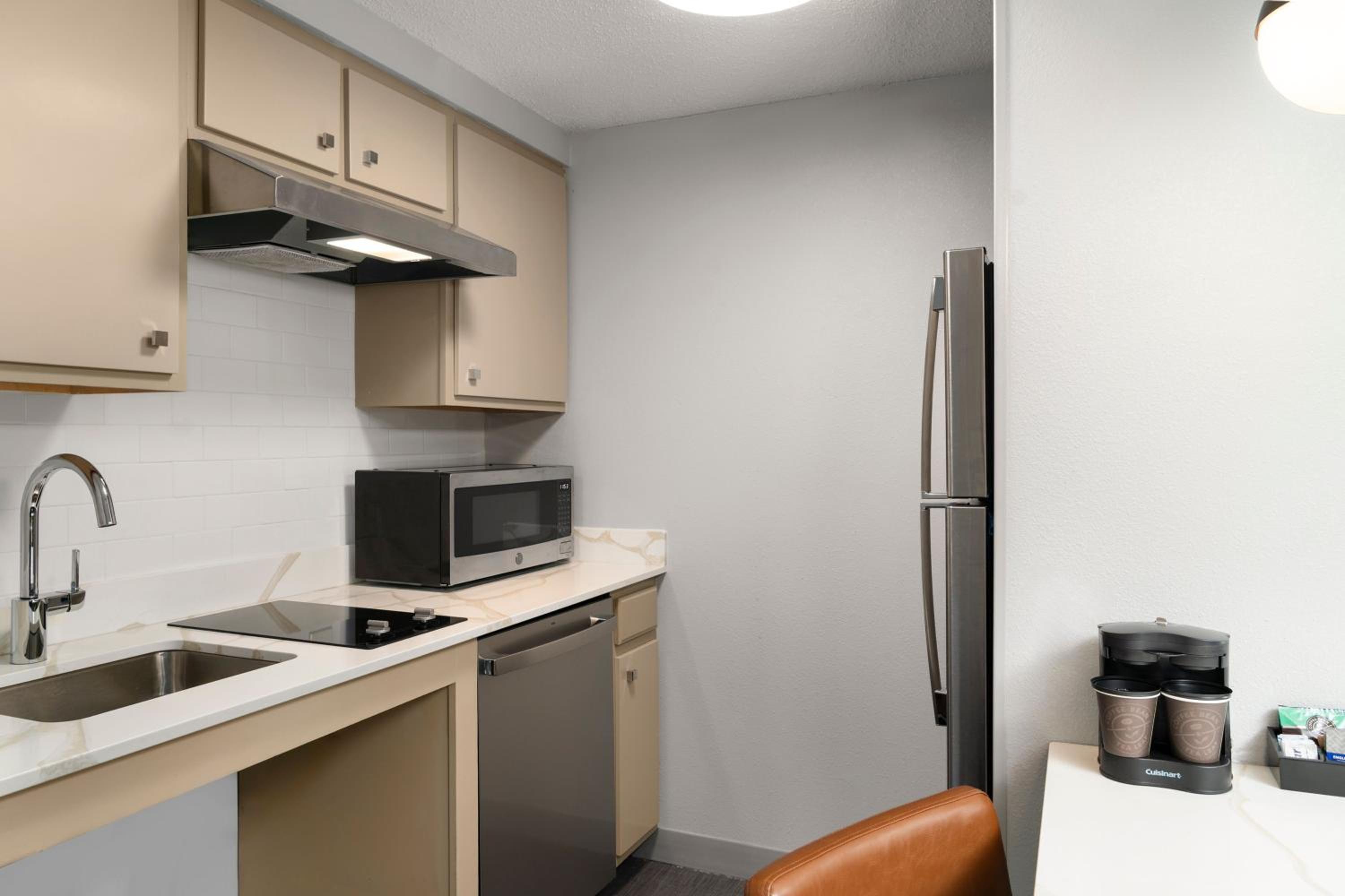King Suite - Mobility Access/Non-Smoking - Photo 7