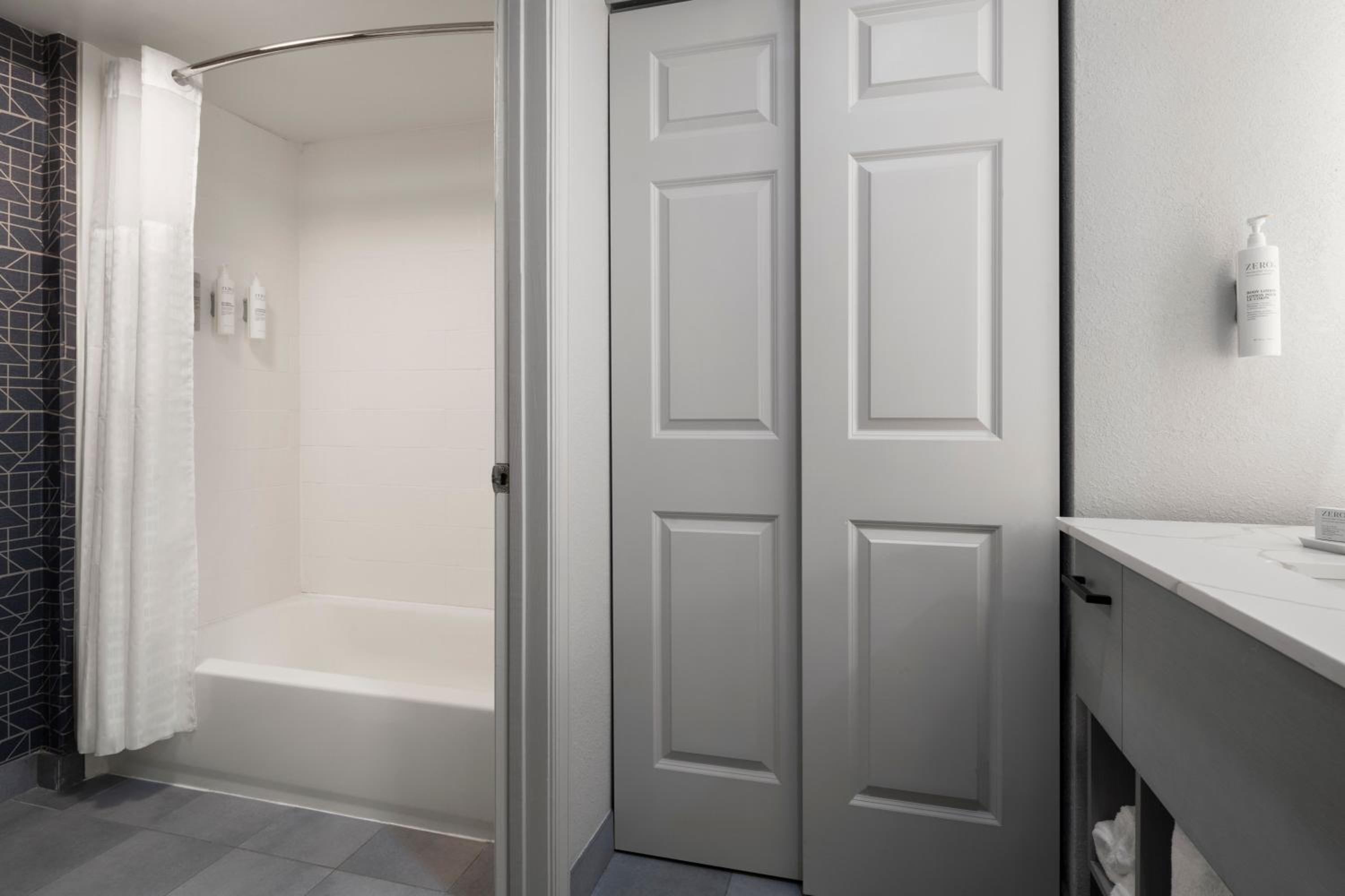One-Bedroom Suite with Two Double Beds - Non-Smoking - Photo 8