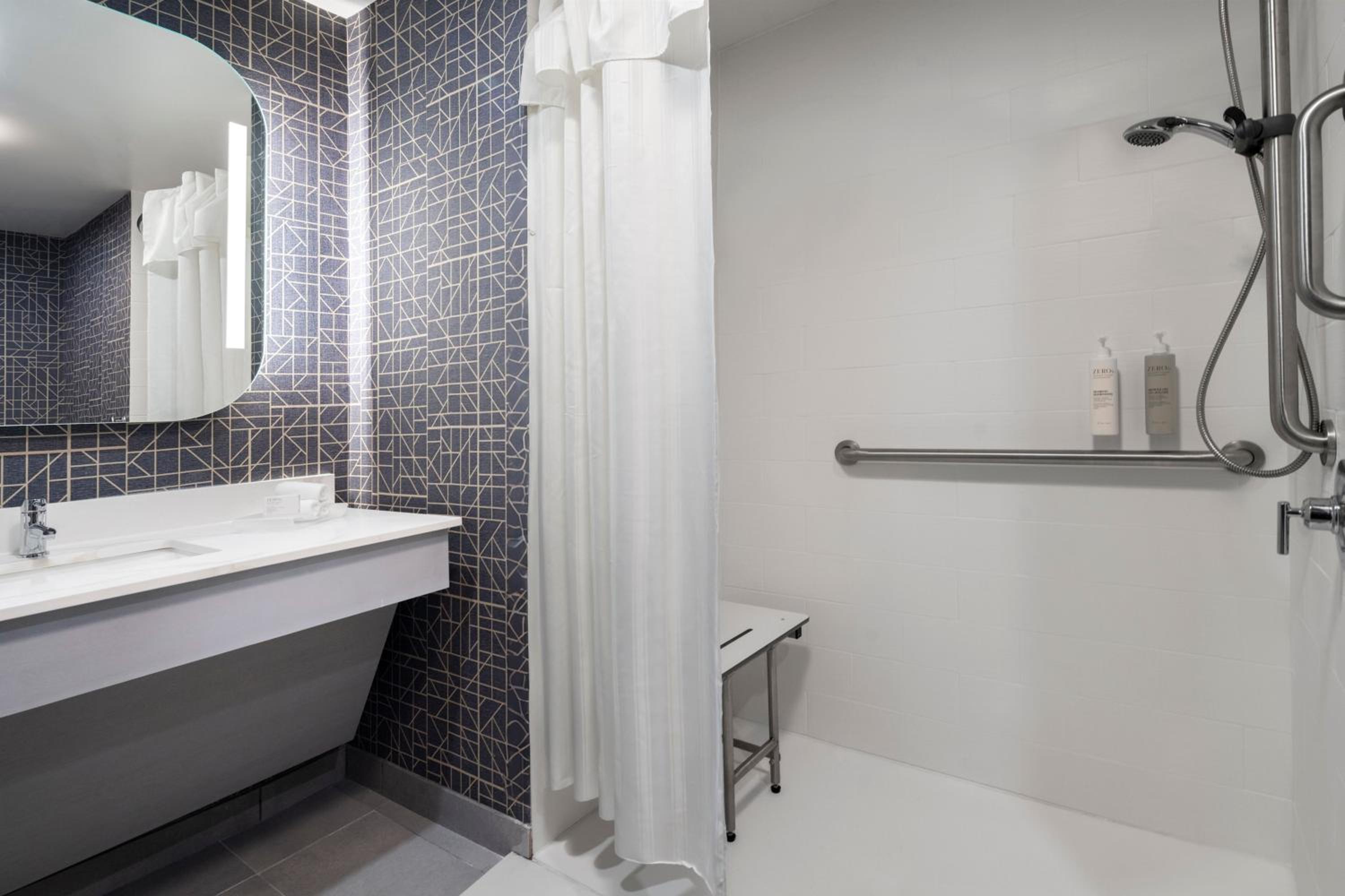 King Suite with Roll-In Shower - Mobility Access/Non-Smoking - Photo 7