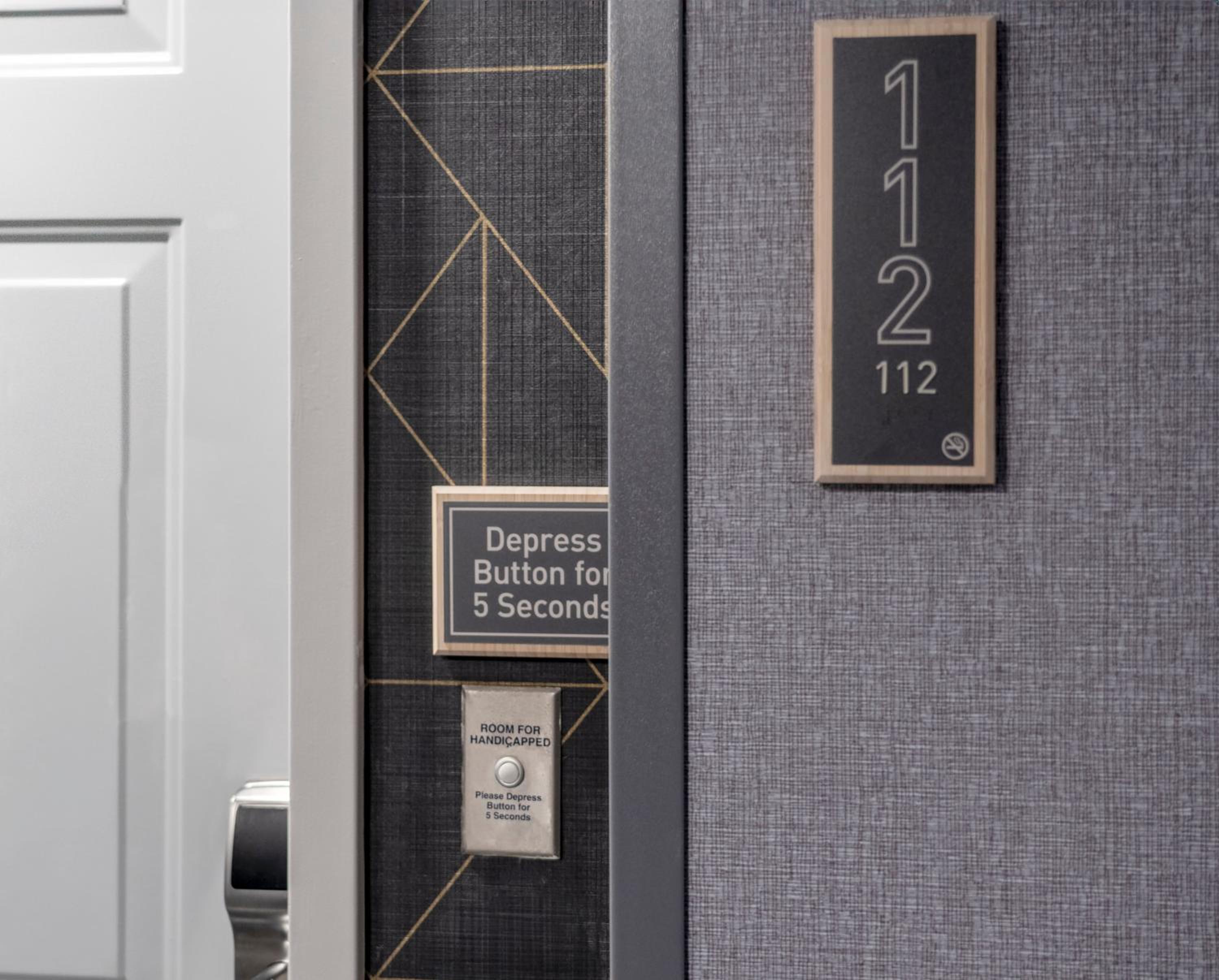 King Suite - Hearing Access/Non-Smoking - Photo 3