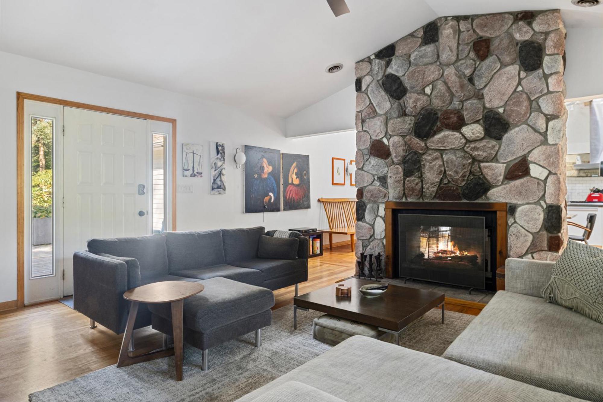 Five-Bedroom House photo 1