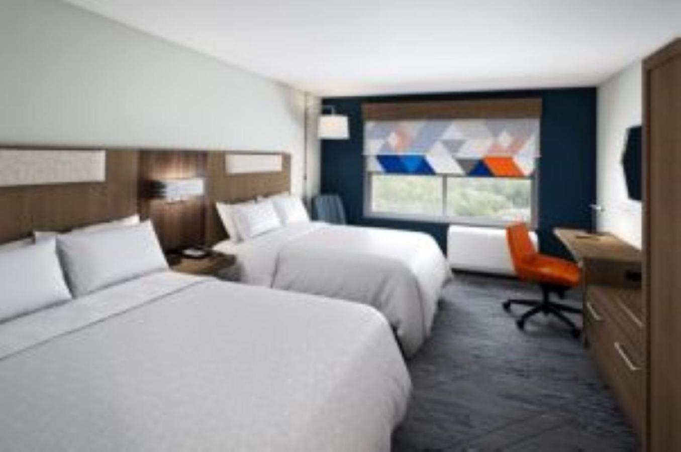 Standard Queen Room with Two Queen Beds - Photo 2