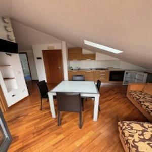 One-Bedroom Apartment with Balcony photo 2