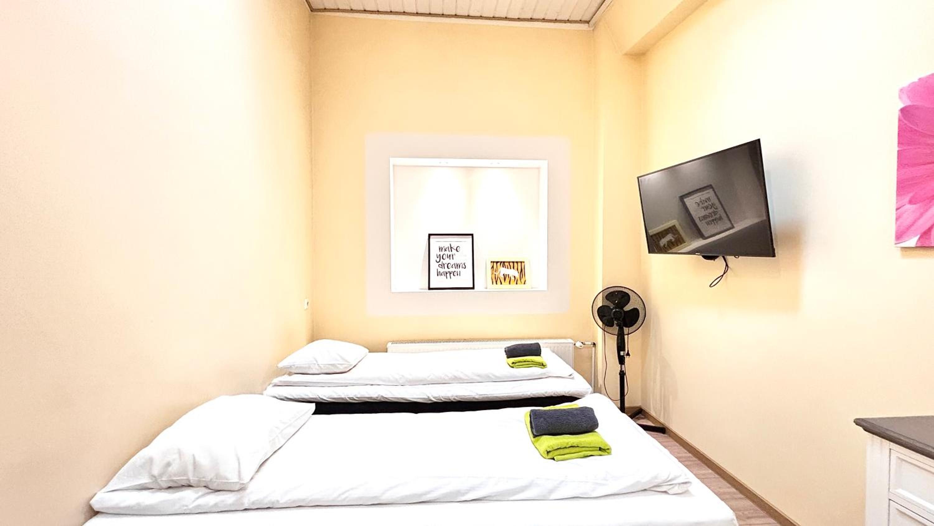 Twin Room with Roof Window - Photo 6