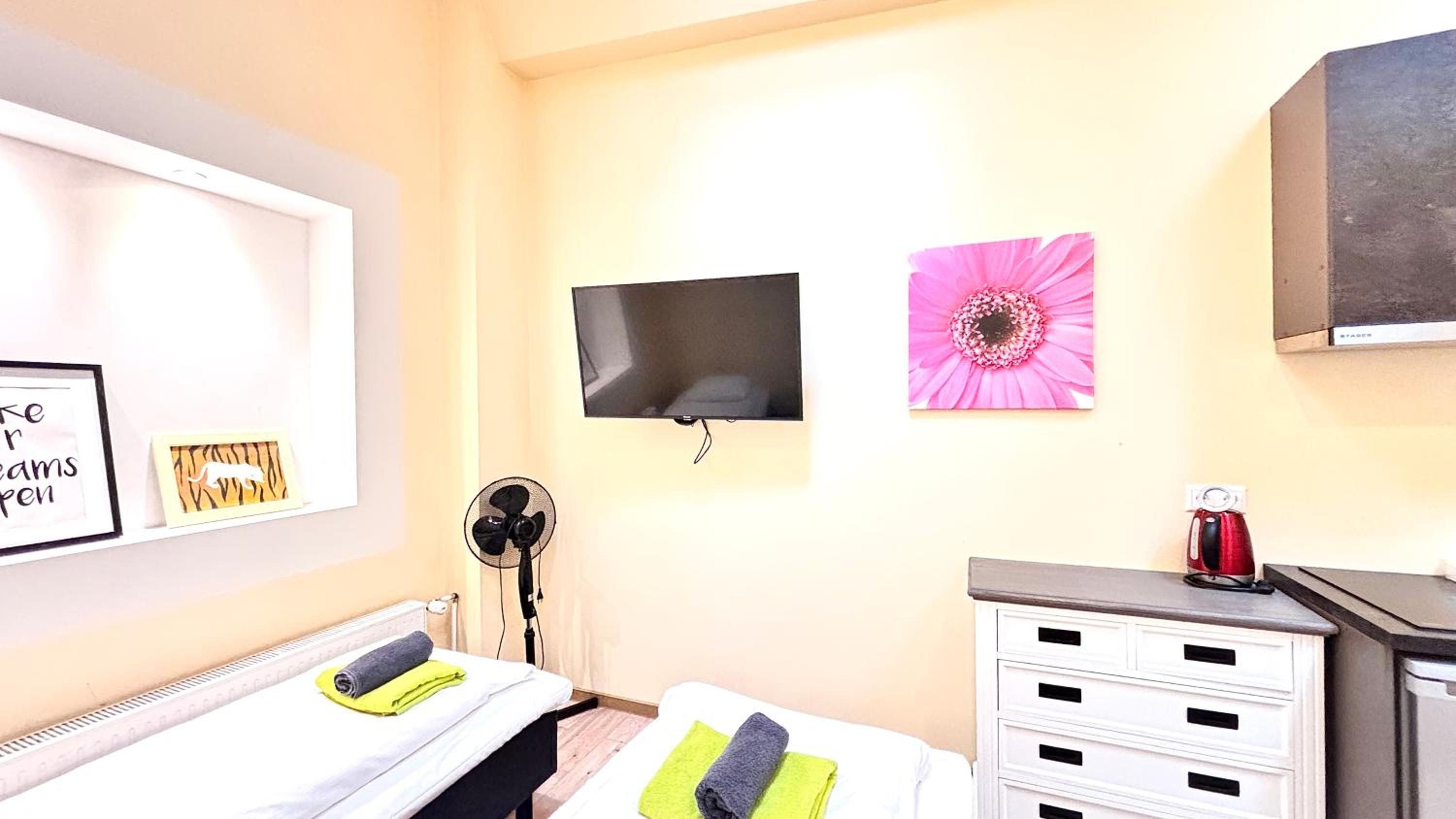 Twin Room with Roof Window - Photo 3