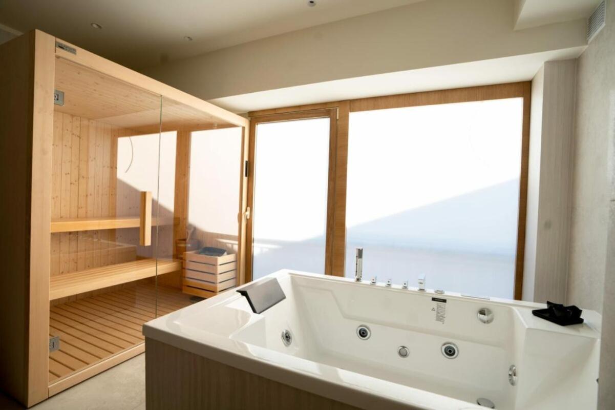 King Suite with Spa Bath - Photo 5