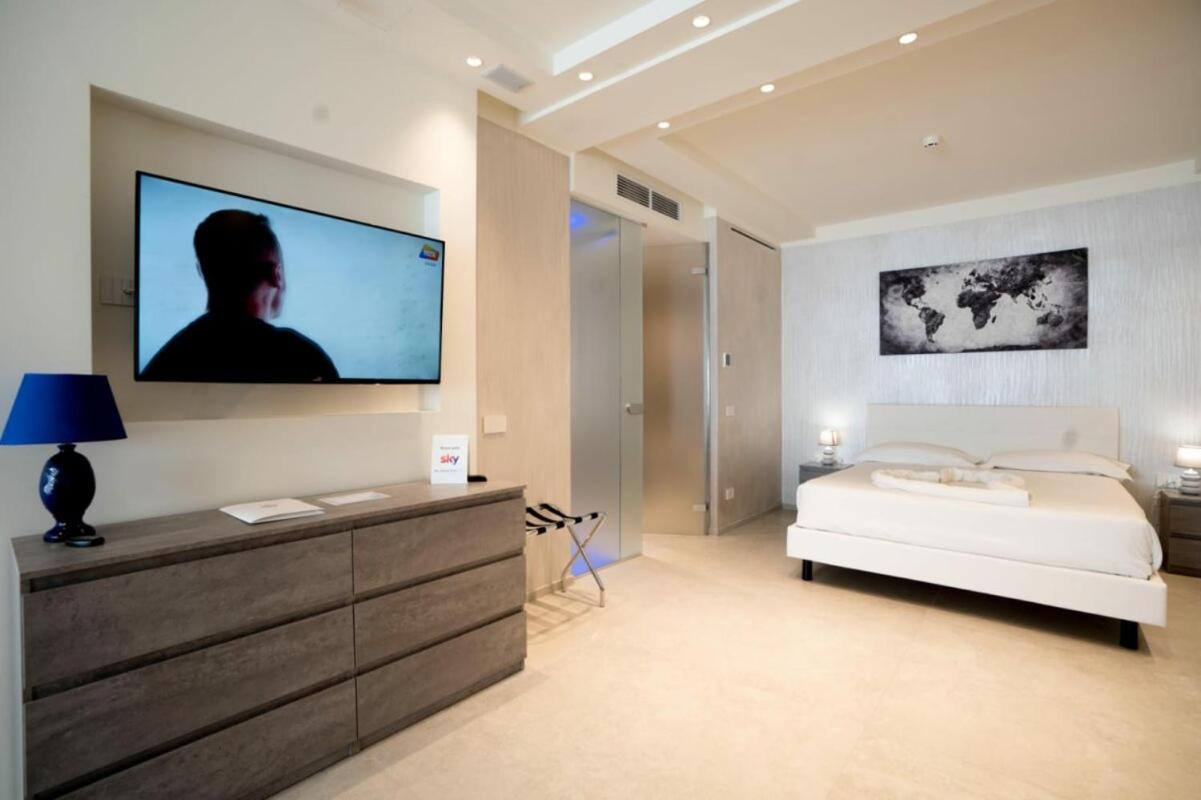 King Suite with Spa Bath - Photo 4