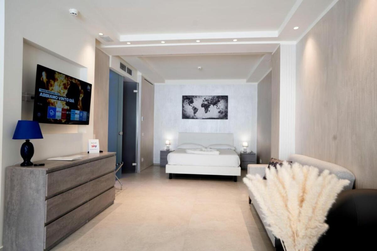 King Suite with Spa Bath - Photo 3