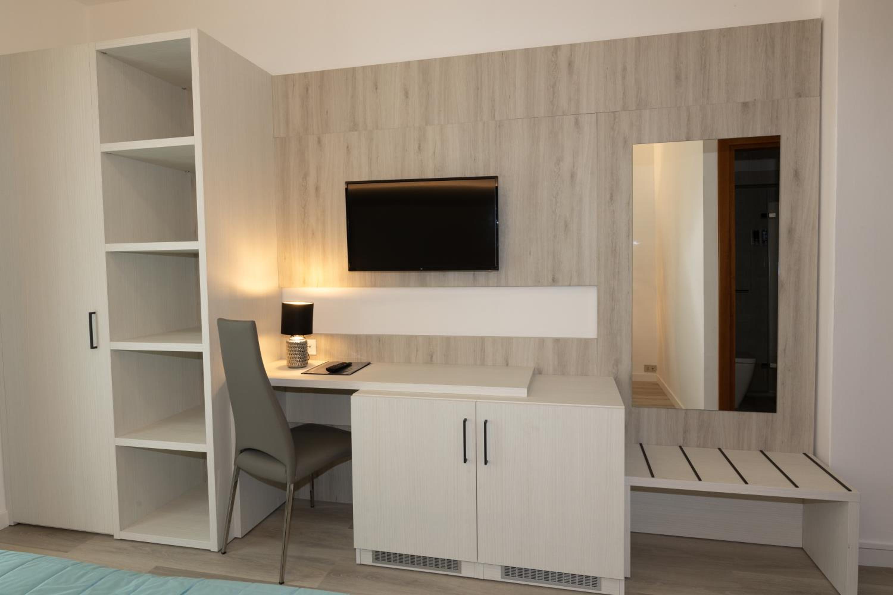 Double or Twin Room with Balcony - Photo 2