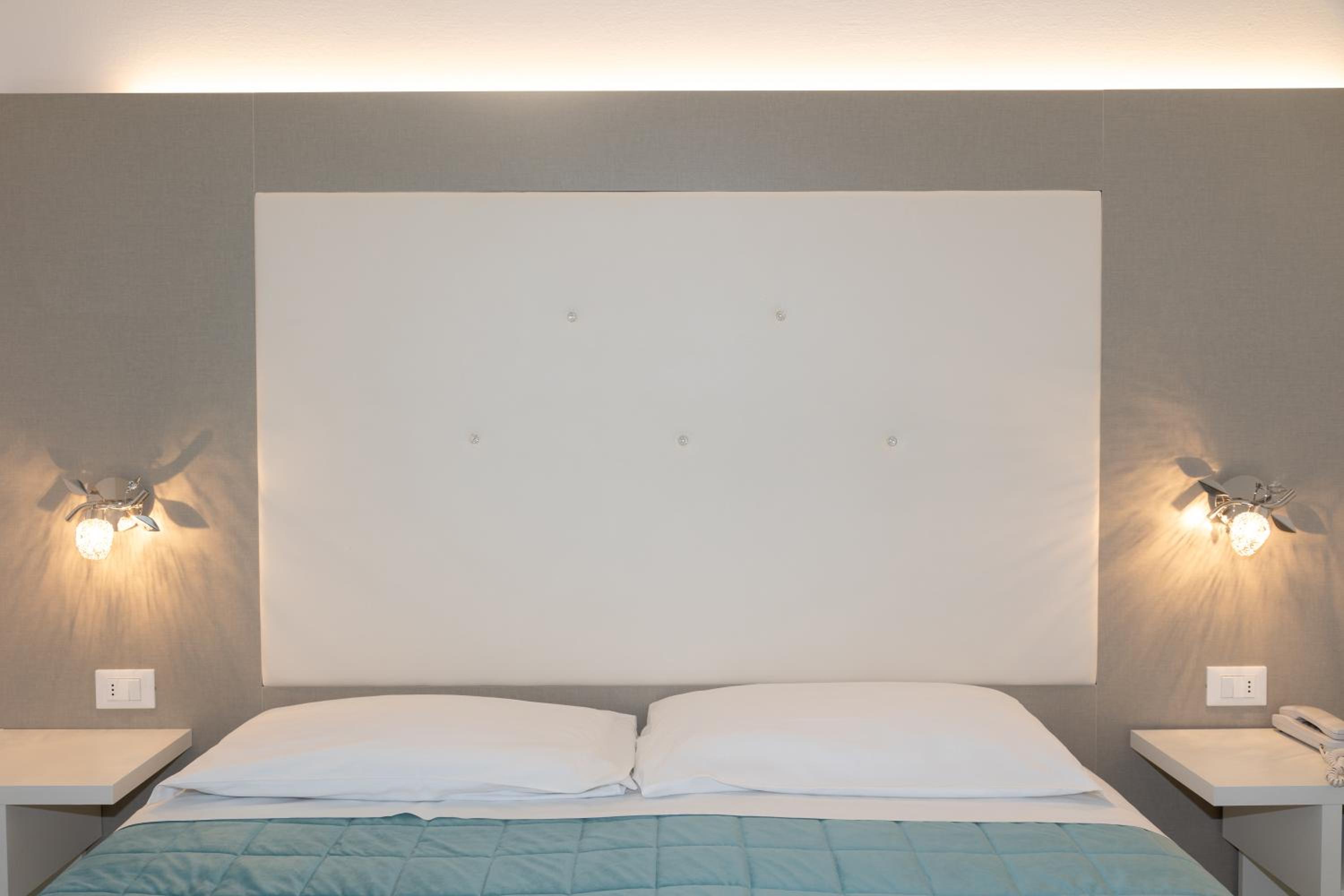 Double or Twin Room with Balcony - Photo 9