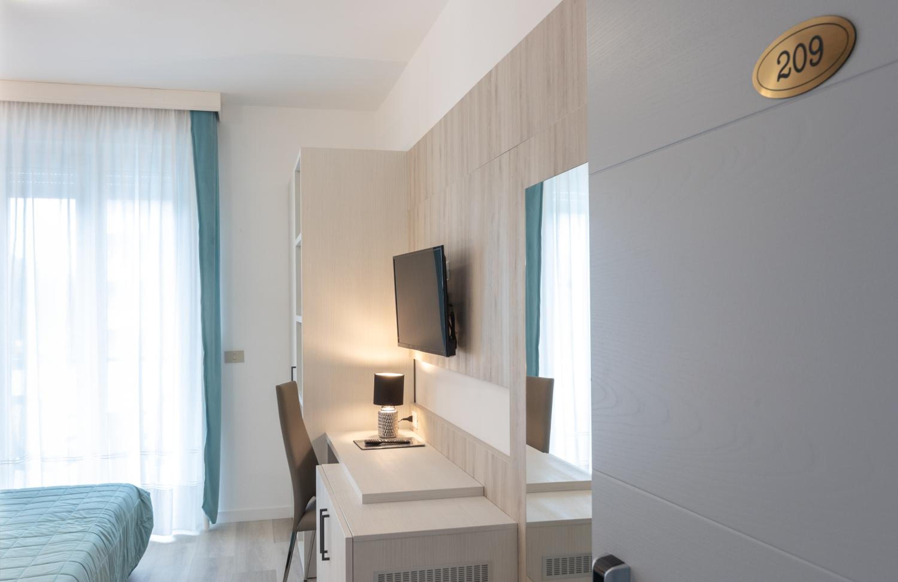 Double or Twin Room with Balcony - Photo 8