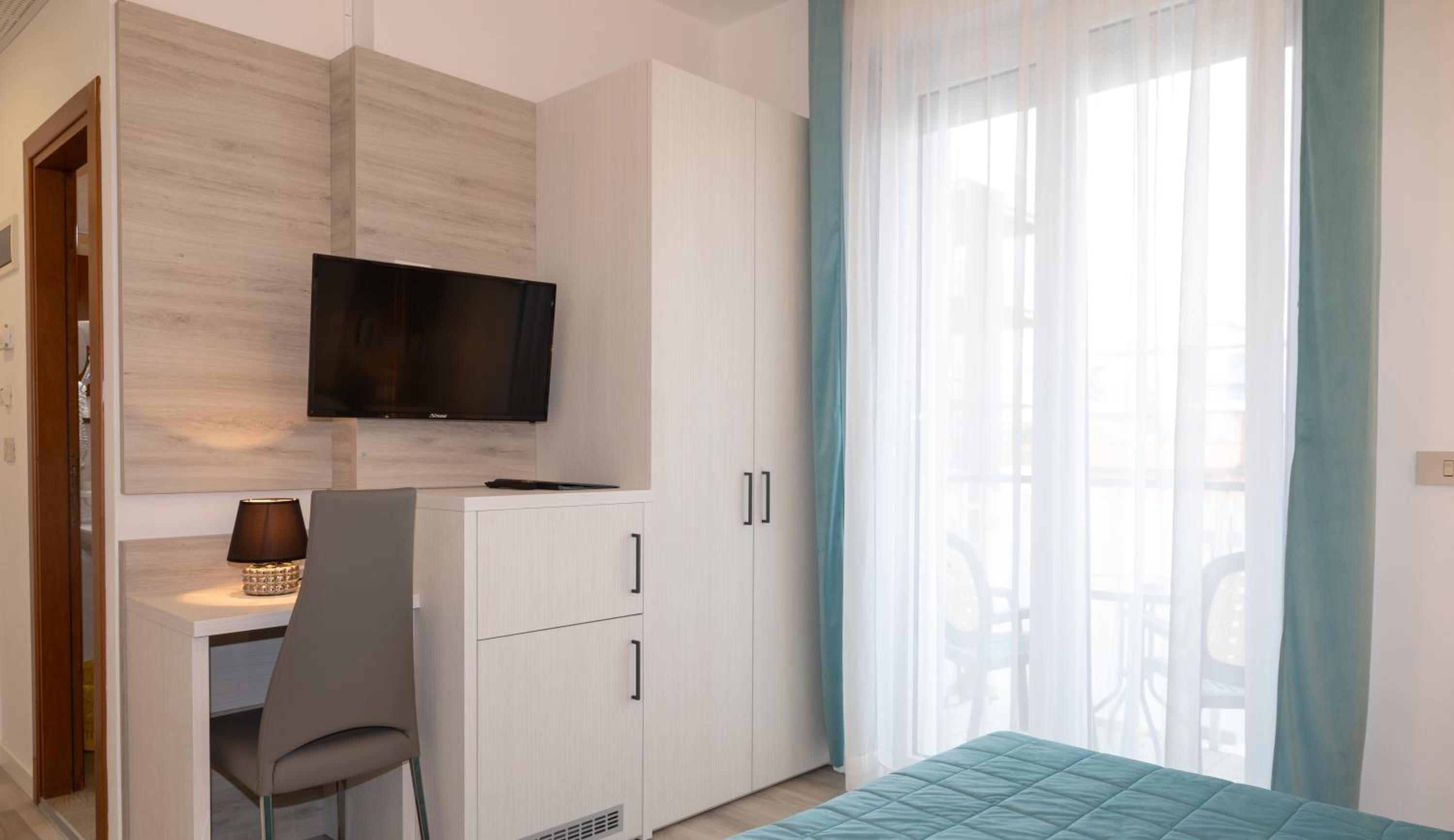 Double or Twin Room with Balcony - Photo 5
