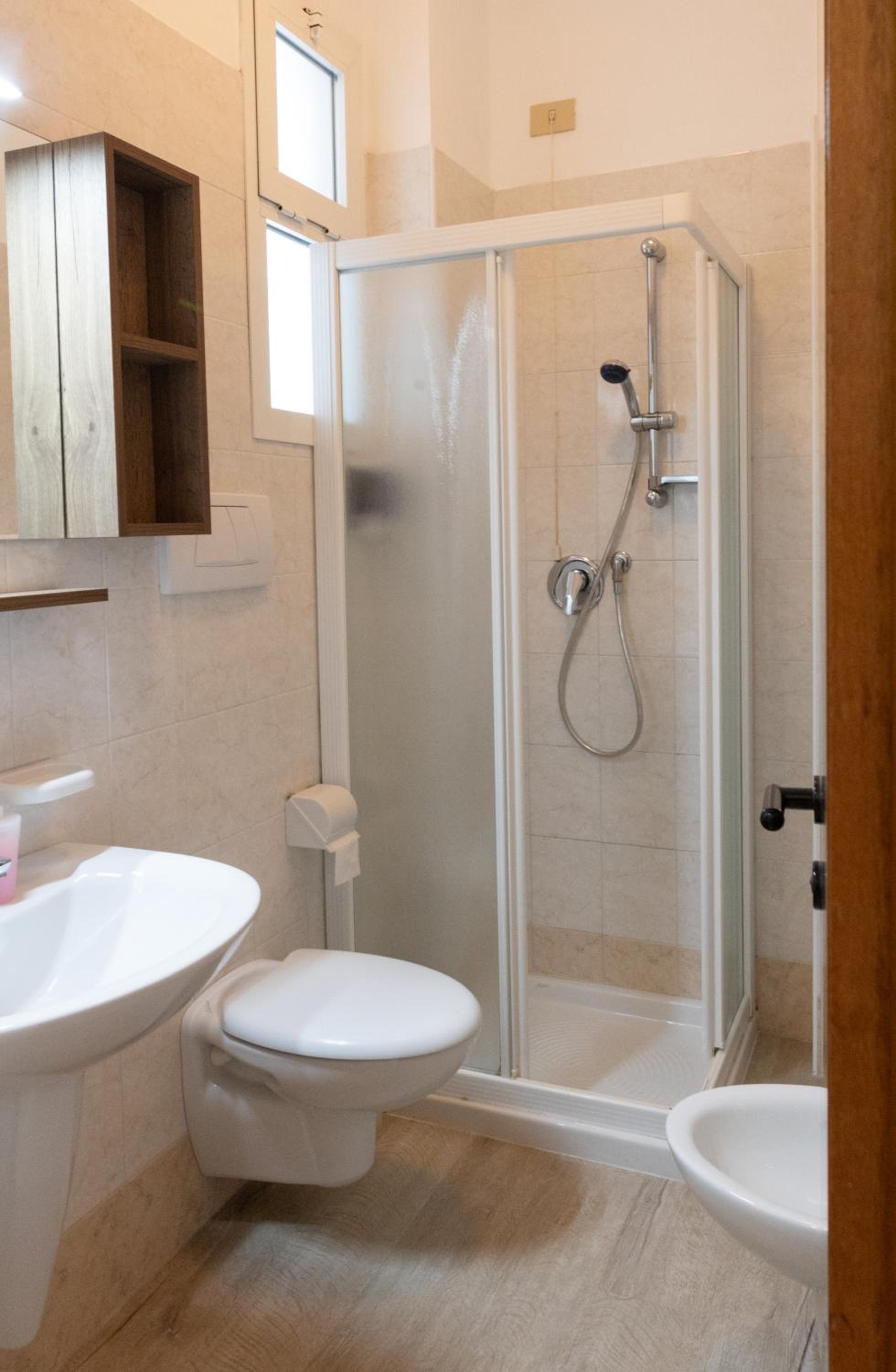 Double or Twin Room with Balcony - Photo 4