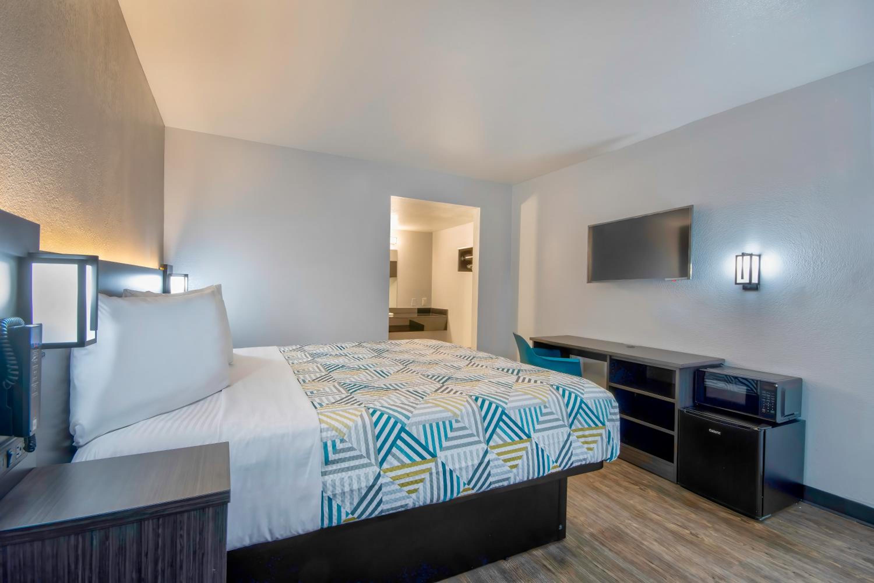 Deluxe King Room photo 1