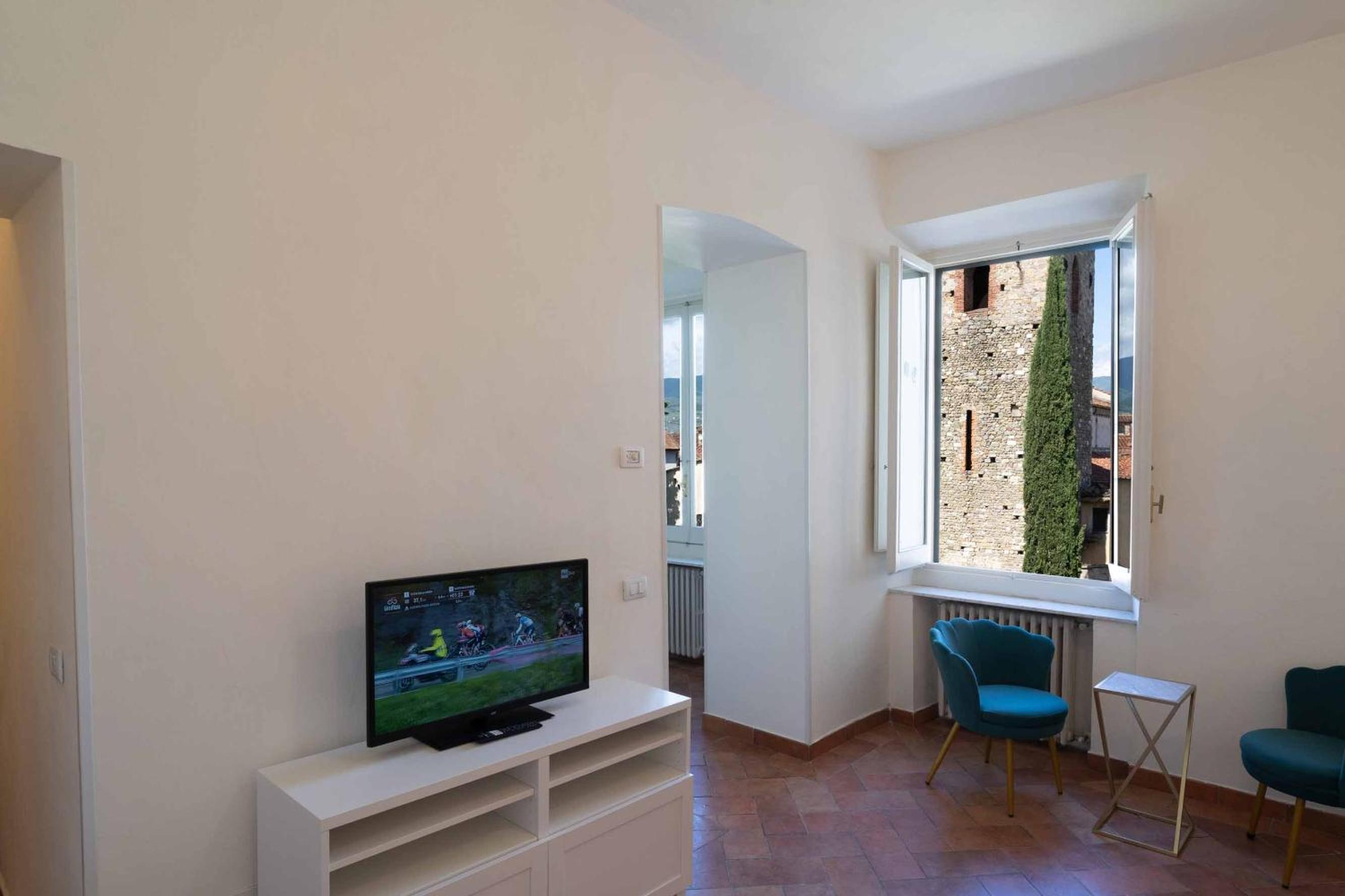 Deluxe One-Bedroom Apartment with Garden View photo 2