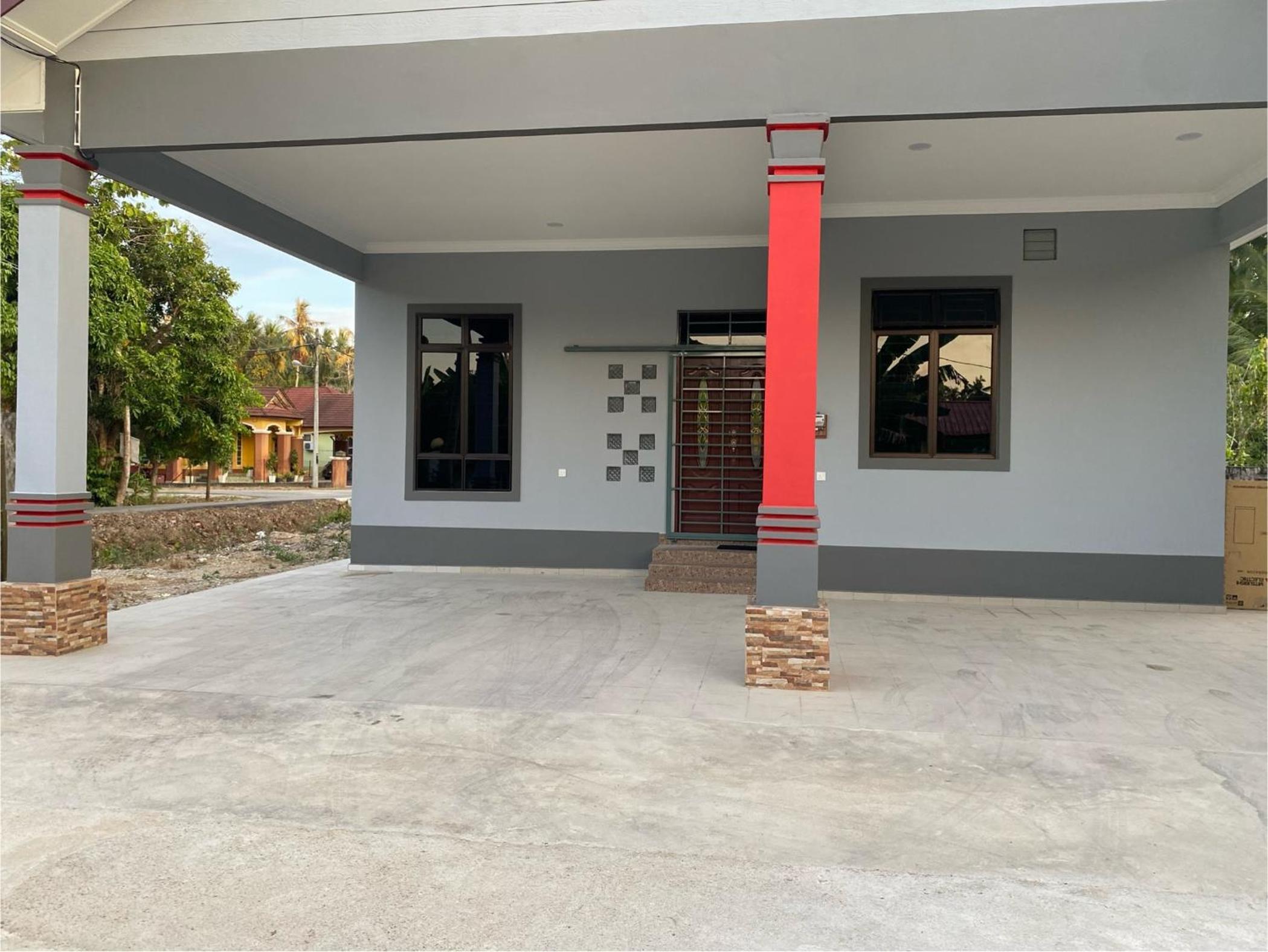 Three-Bedroom House photo 3