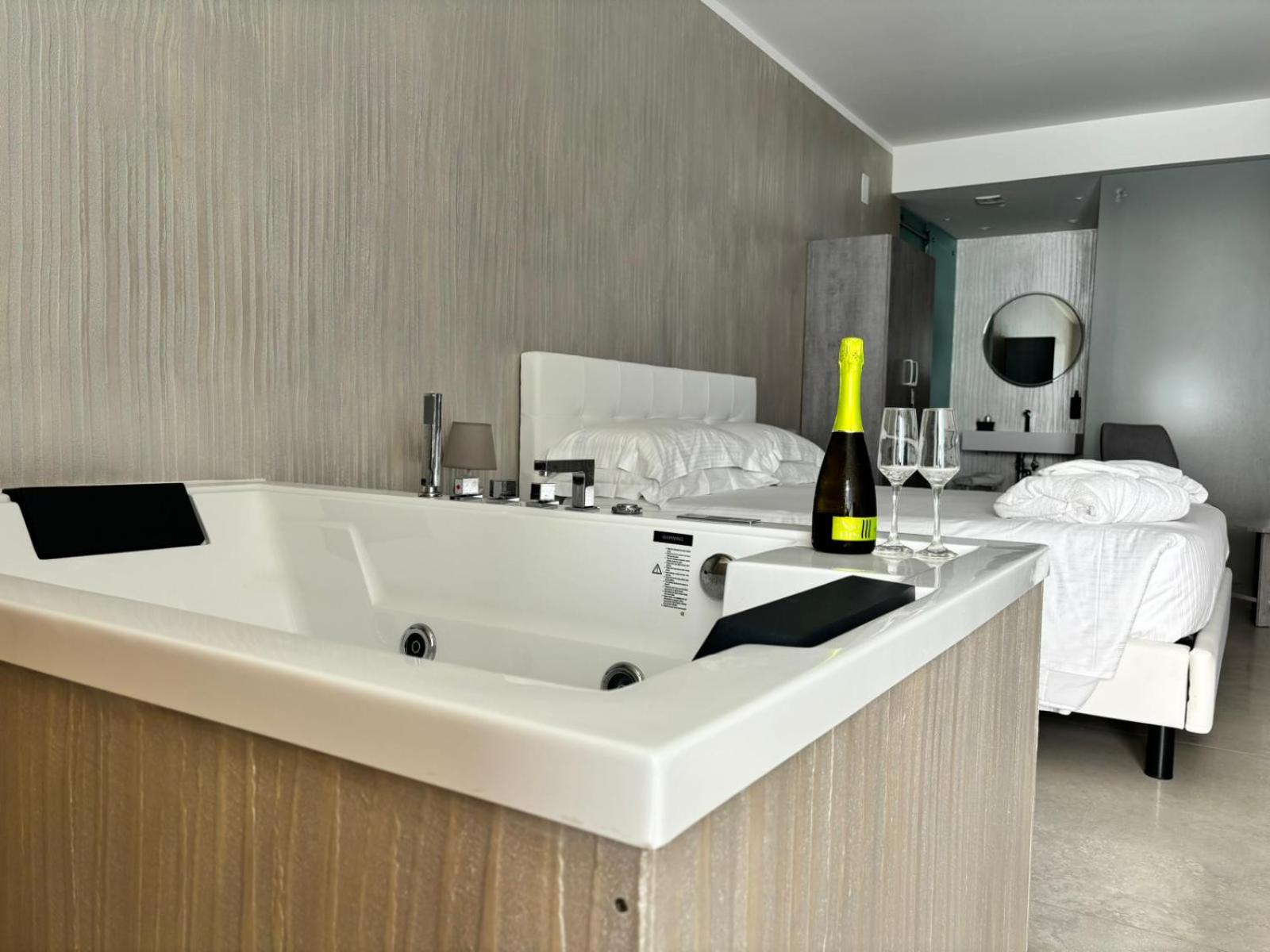 Suite with Hot Tub - Photo 1