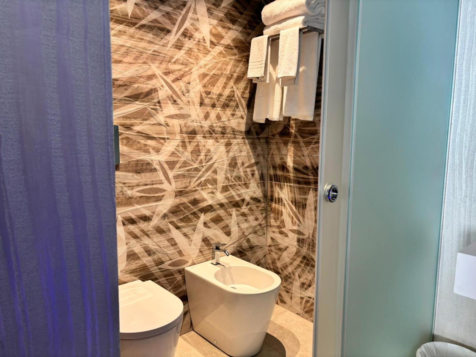 Suite with Hot Tub - Photo 8