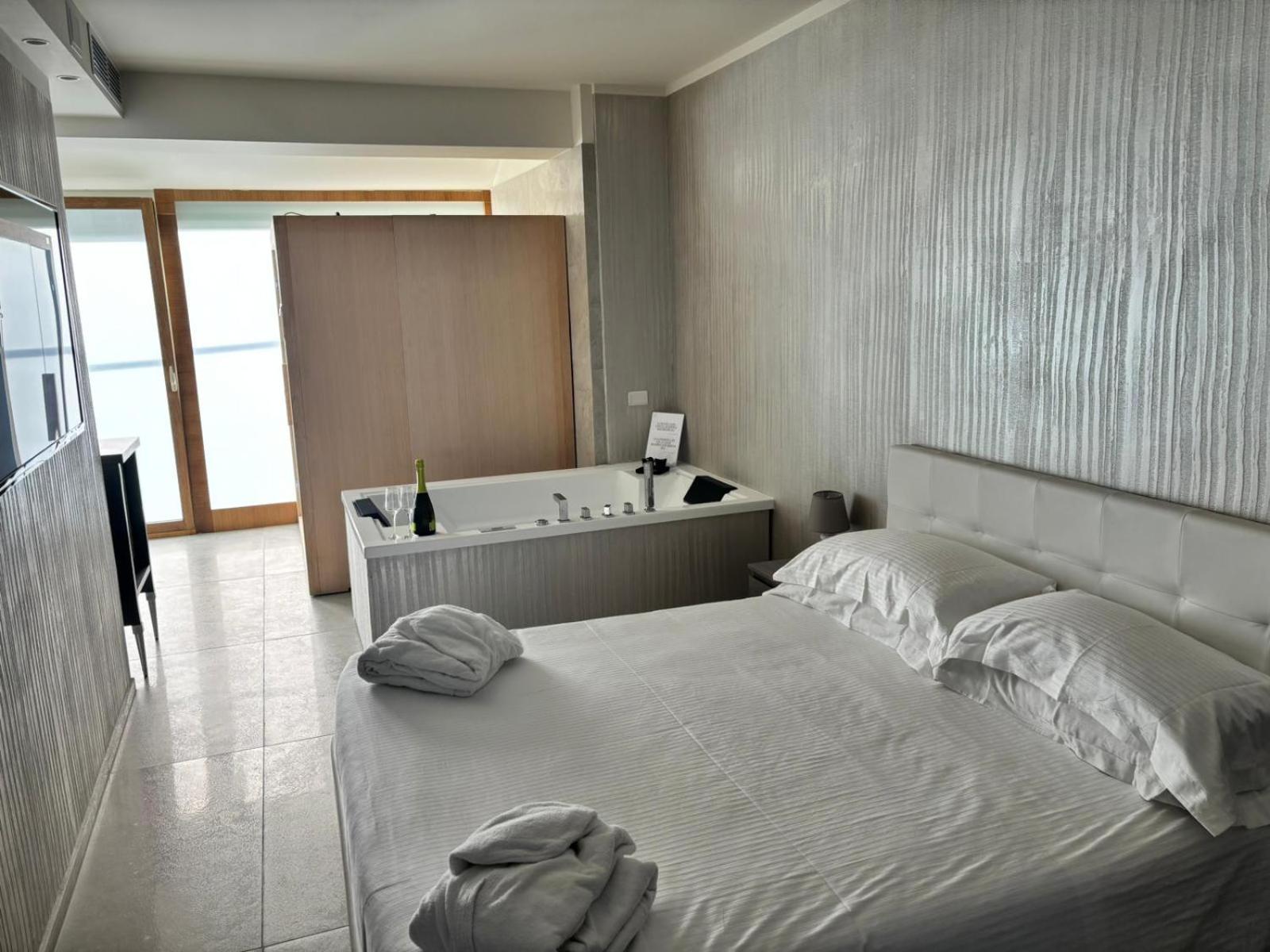 Suite with Hot Tub - Photo 4