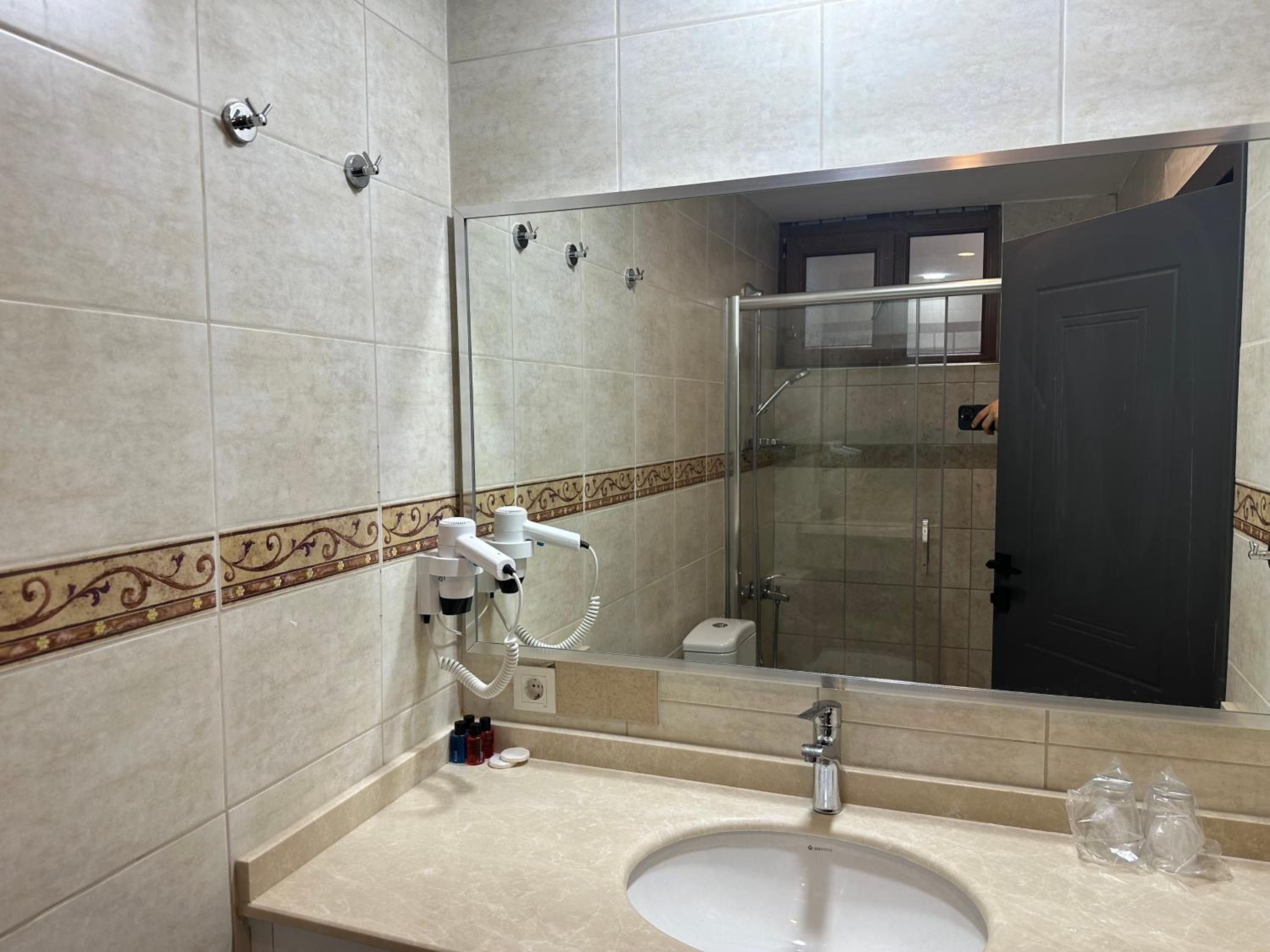 Single Room- Basement photo 3