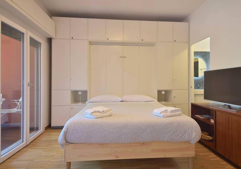 One-Bedroom Apartment - Photo 2