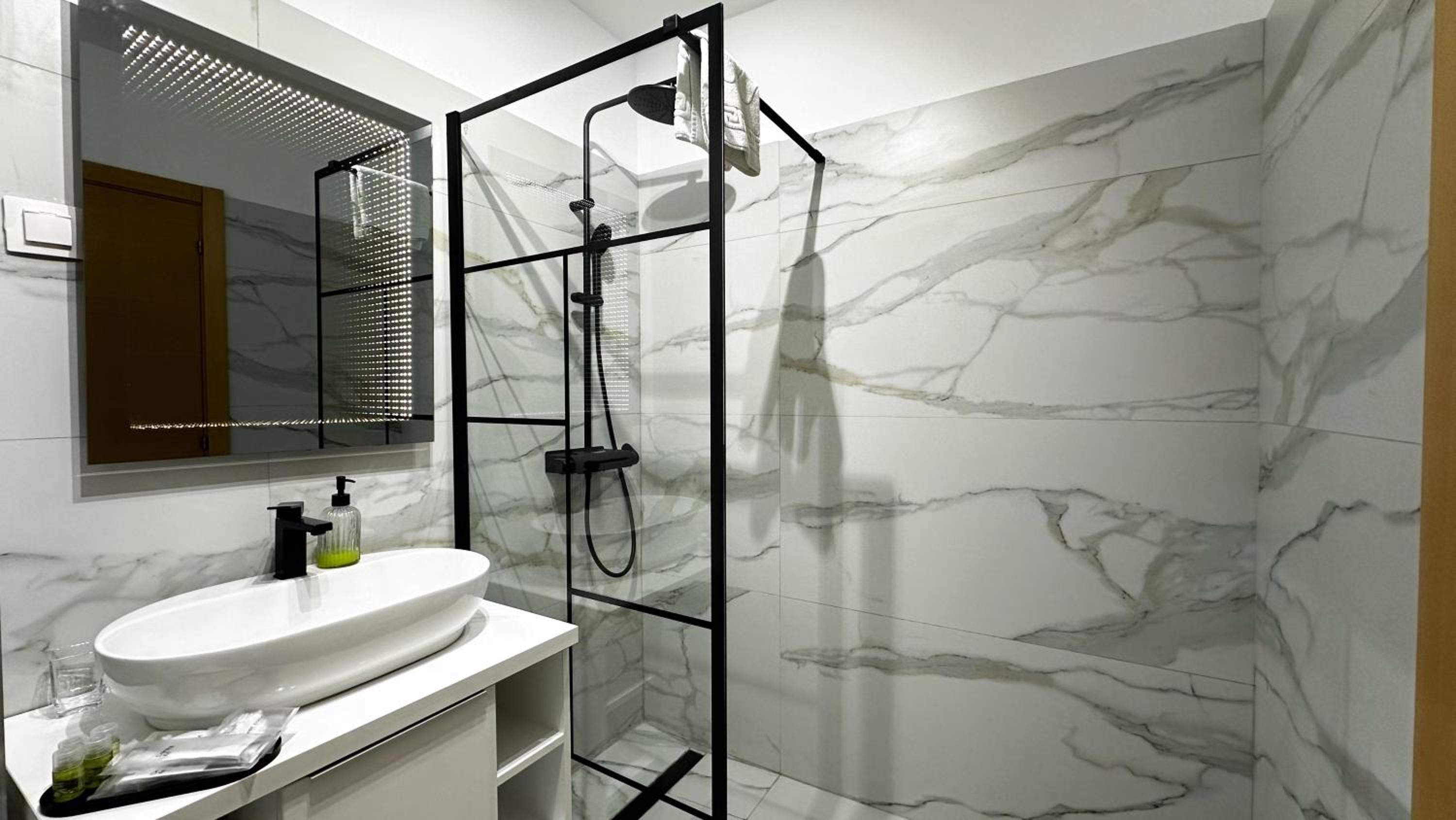 One-Bedroom Apartment with Terrace - Photo 5