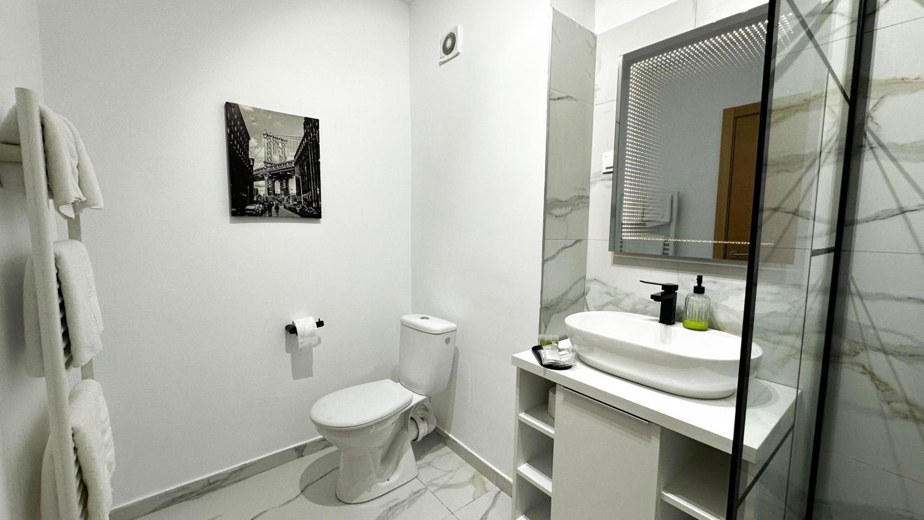 One-Bedroom Apartment with Terrace - Photo 9