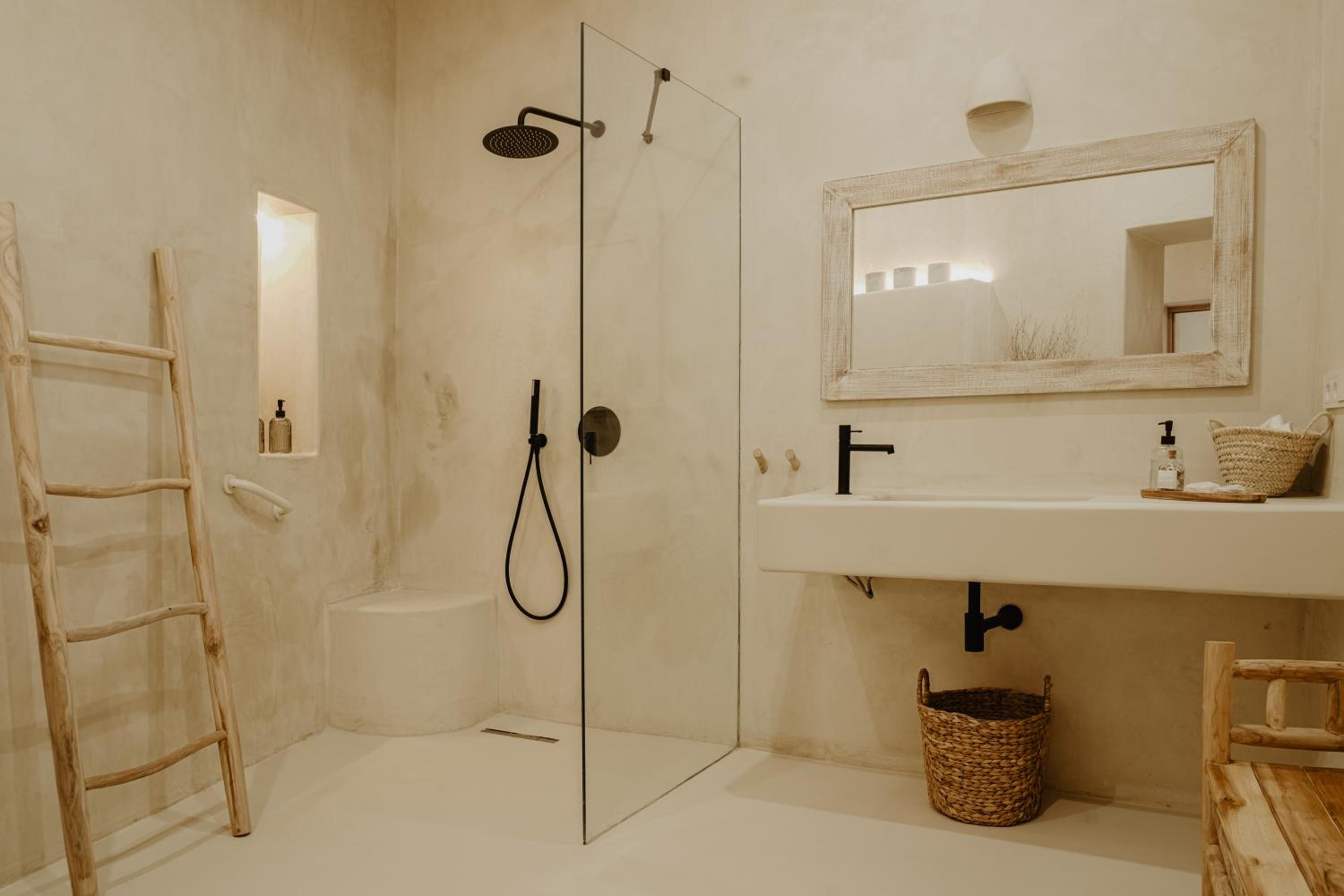 Deluxe King Room with Bath - Photo 2