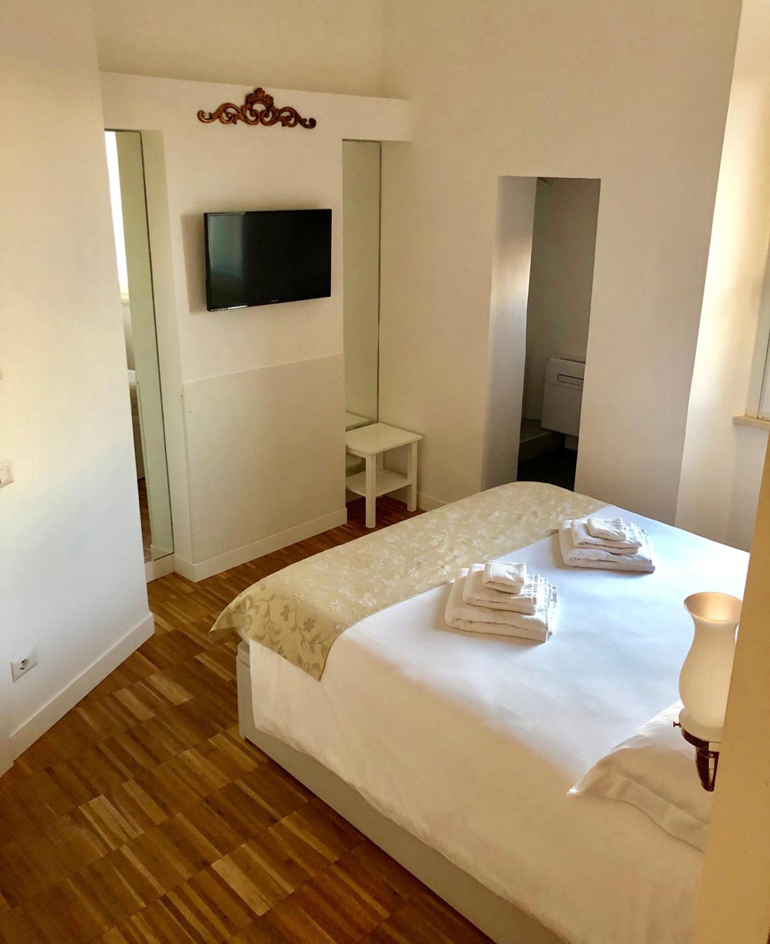 Double Room - Photo 24