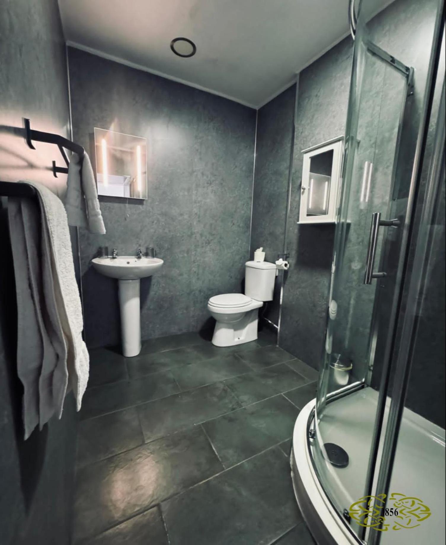 Double or Twin Room - Photo 5