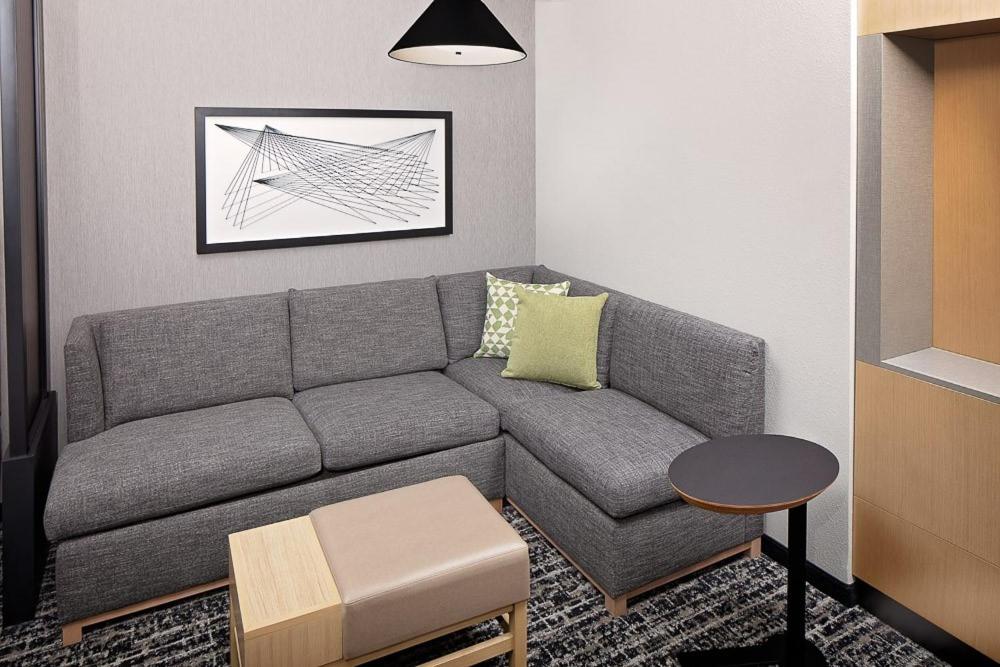 Standard King Room with Sofa Bed - Photo 3
